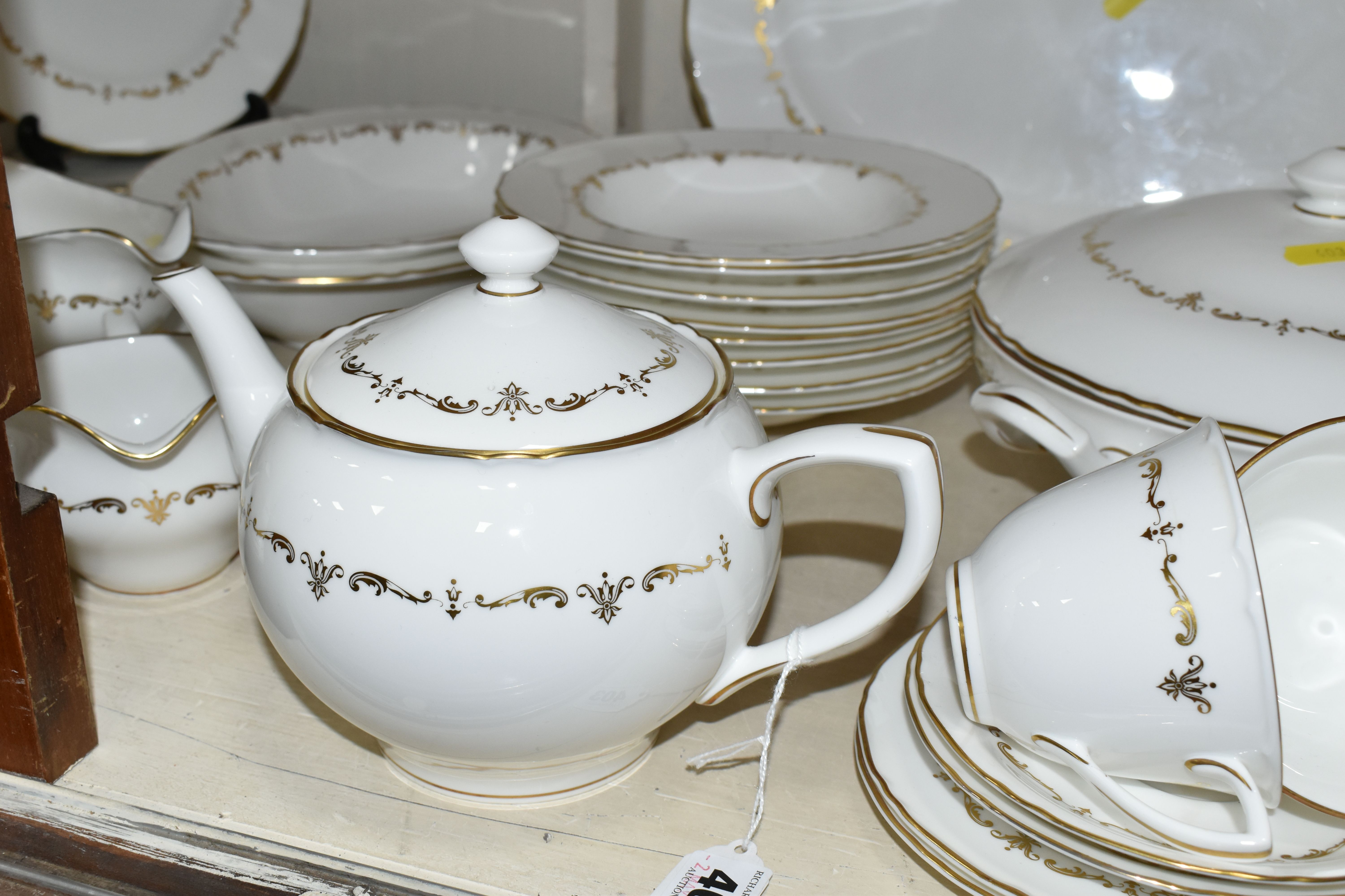 A ROYAL WORCESTER 'GOLD CHANTILLY' PATTERN DINNER SET, comprising eight dinner plates, one meat - Image 5 of 8