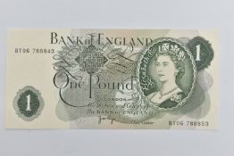 A BANK OF ENGLAND J B PAGE ONE POUND CRISP UNC BANKNOTE DIFFERING SERIAL NUMBERS BT 788843, BT788853