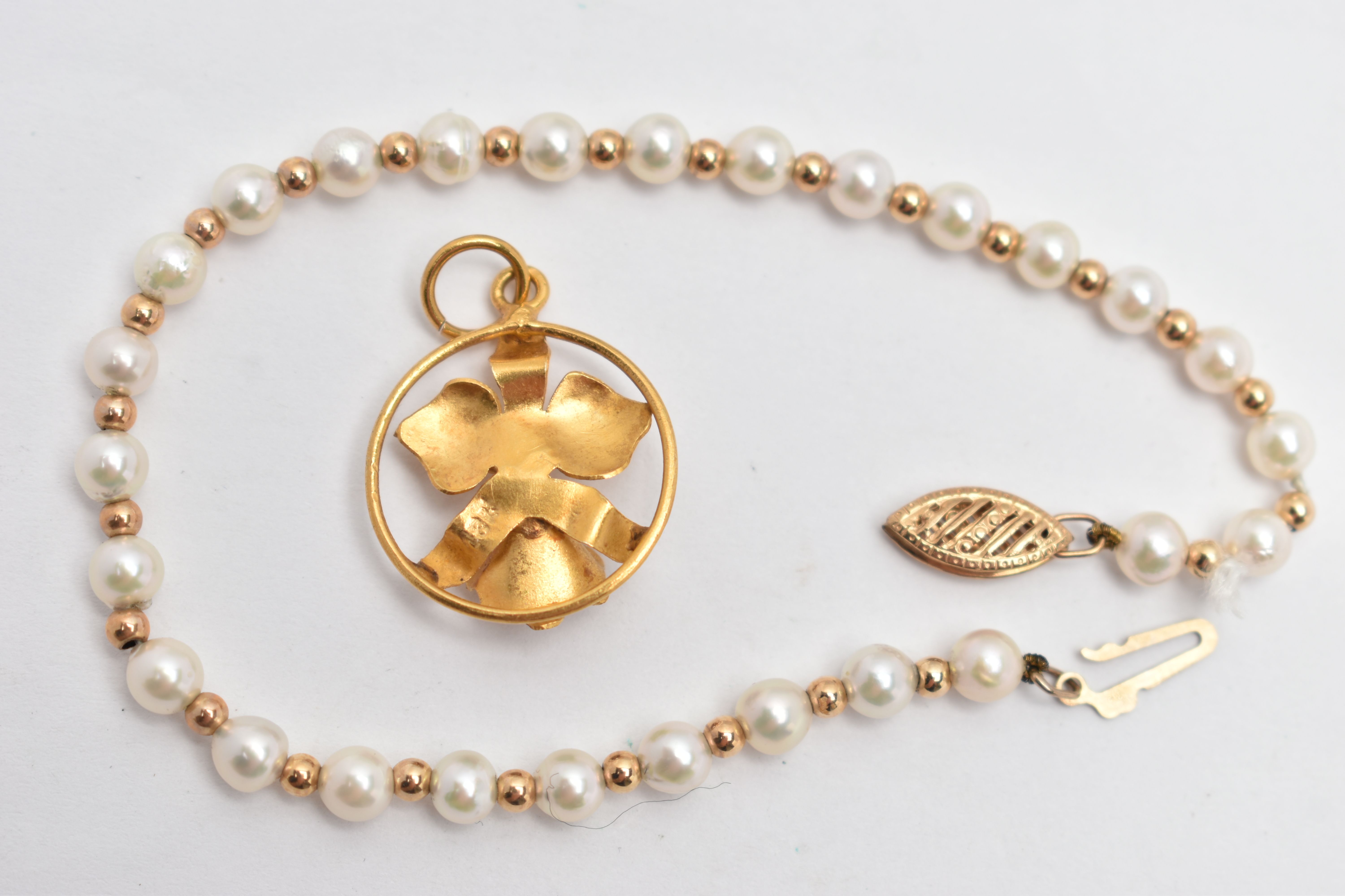 A YELLOW METAL PENDANT AND A CULTURED FRESH WATER PEARL BRACELET, a floral yellow metal pendant - Image 2 of 3