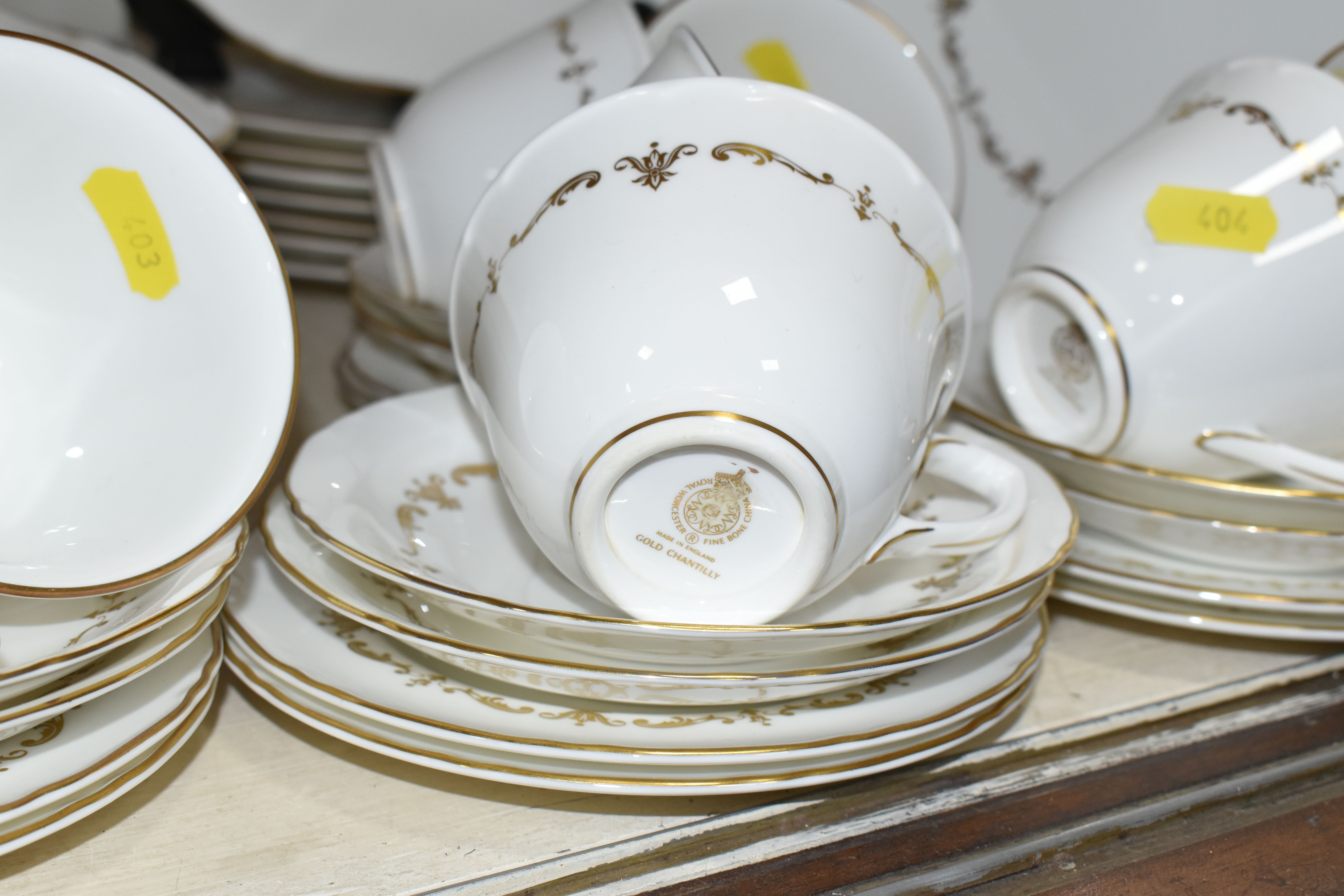 A ROYAL WORCESTER 'GOLD CHANTILLY' PATTERN DINNER SET, comprising eight dinner plates, one meat - Image 3 of 8