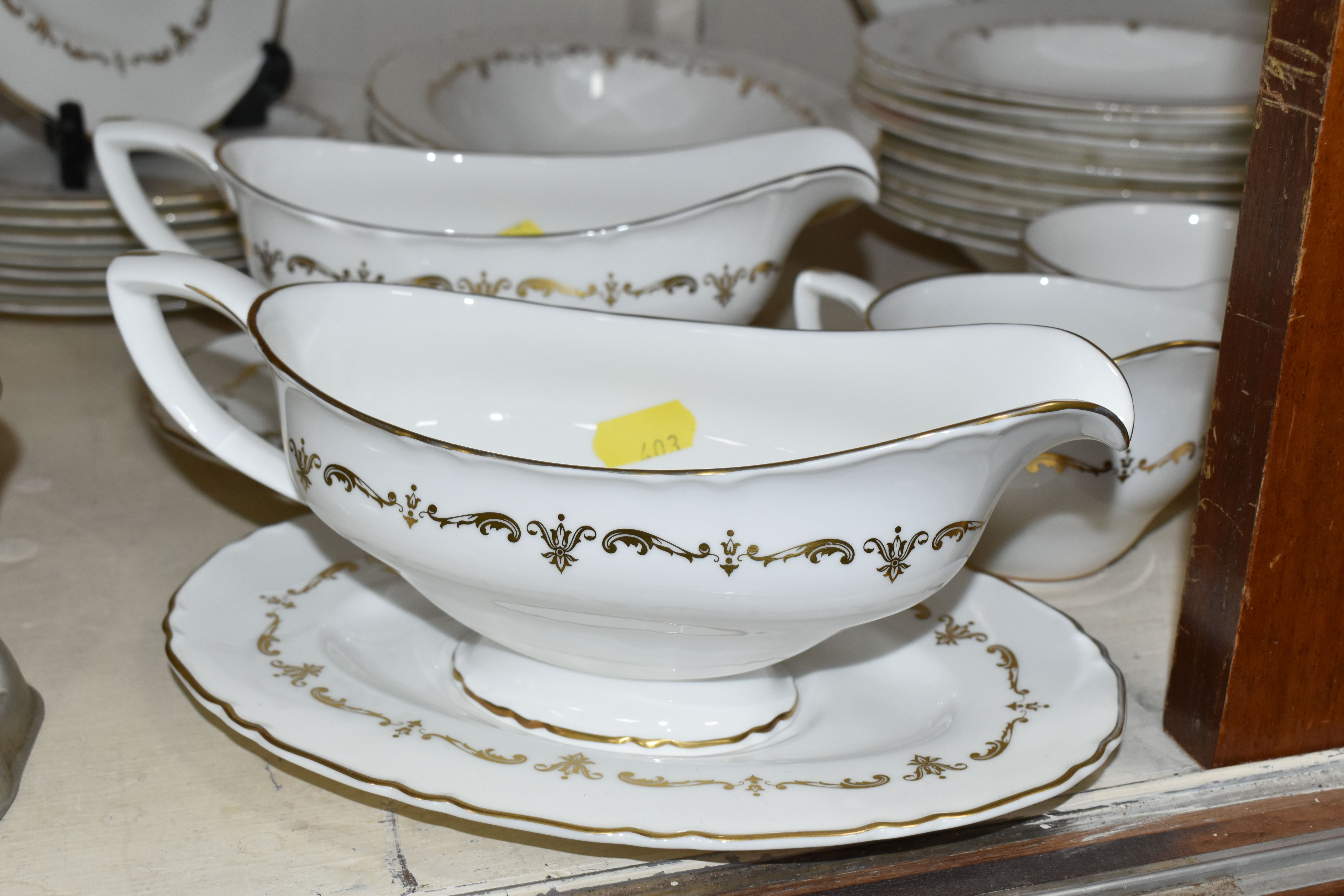 A ROYAL WORCESTER 'GOLD CHANTILLY' PATTERN DINNER SET, comprising eight dinner plates, one meat - Image 6 of 8