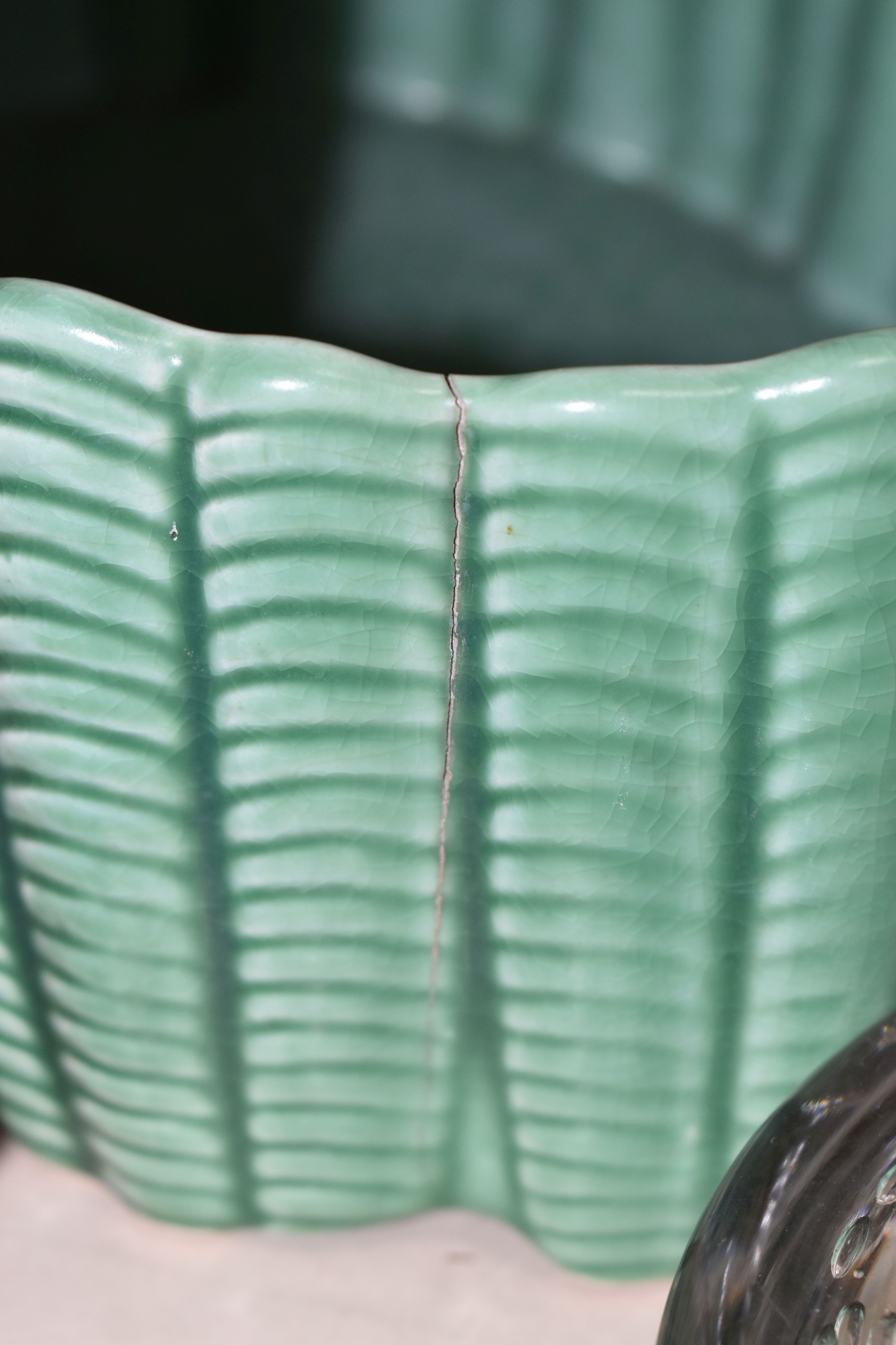 TWO WHITEFRIARS MID_CENTURY CONTROL BUBBLE DISHES, TOGETHER WITH A GROUP OF TEAWARE, comprising a - Image 7 of 8