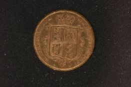 A BOXED 1885 VICTORIA HALF GOLD SOVEREIGN ENCASED IN A PERSPEX SLEEVE, 3.97 grams, 9.16 fine comes