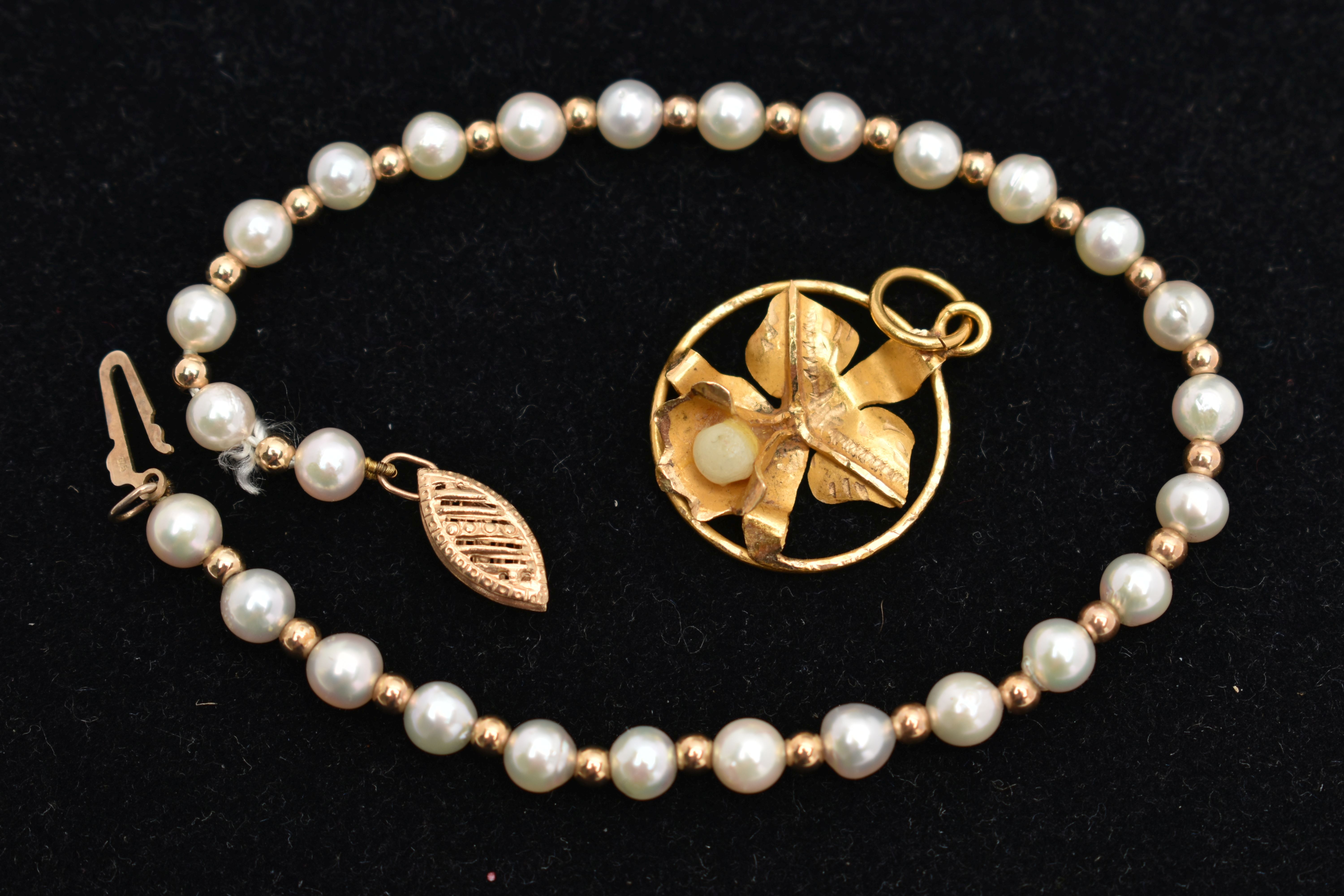 A YELLOW METAL PENDANT AND A CULTURED FRESH WATER PEARL BRACELET, a floral yellow metal pendant - Image 3 of 3