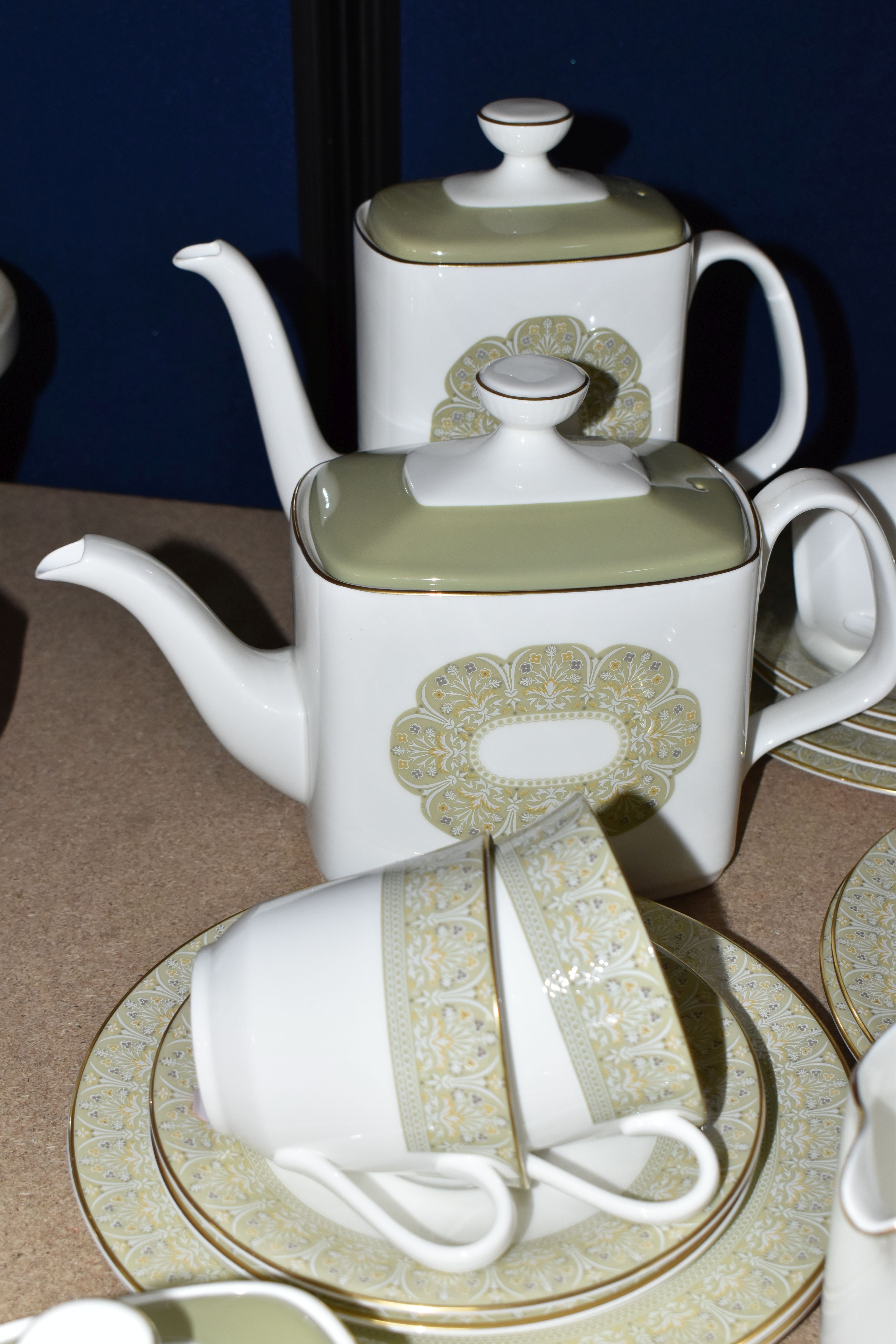 A ONE HUNDRED AND FIVE PIECE ROYAL DOULTON SONNET H5012 DINNER SERVICE, comprising a teapot, a - Image 4 of 5