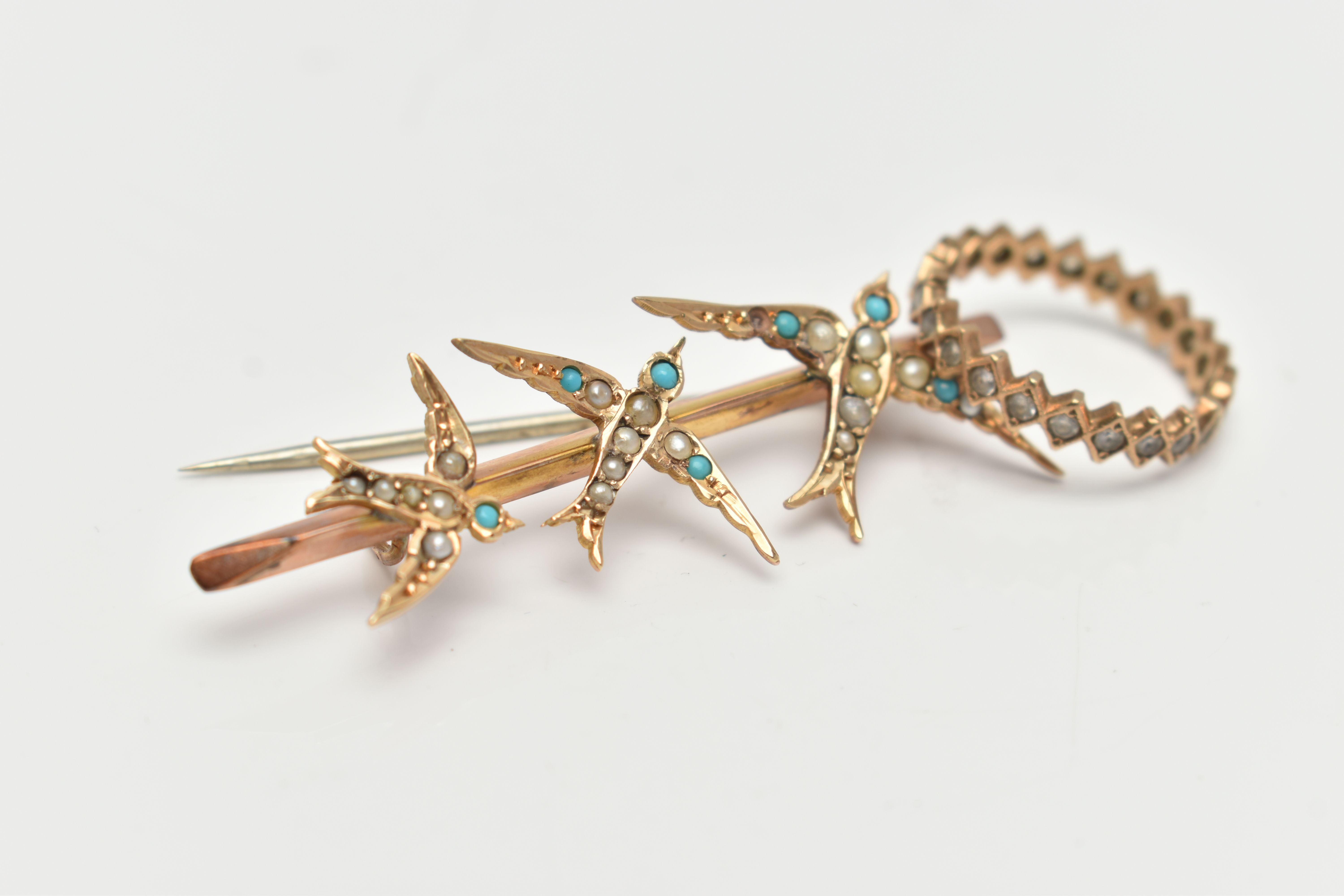 A EARLY 20TH CENTURY 9CT GOLD BROOCH, a yellow gold bar brooch designed with three swallows, set - Image 2 of 4