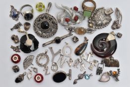 A BAG OF ASSORTED WHITE METAL JEWELLERY, to include an AF white metal pendant set with onyx, stamped