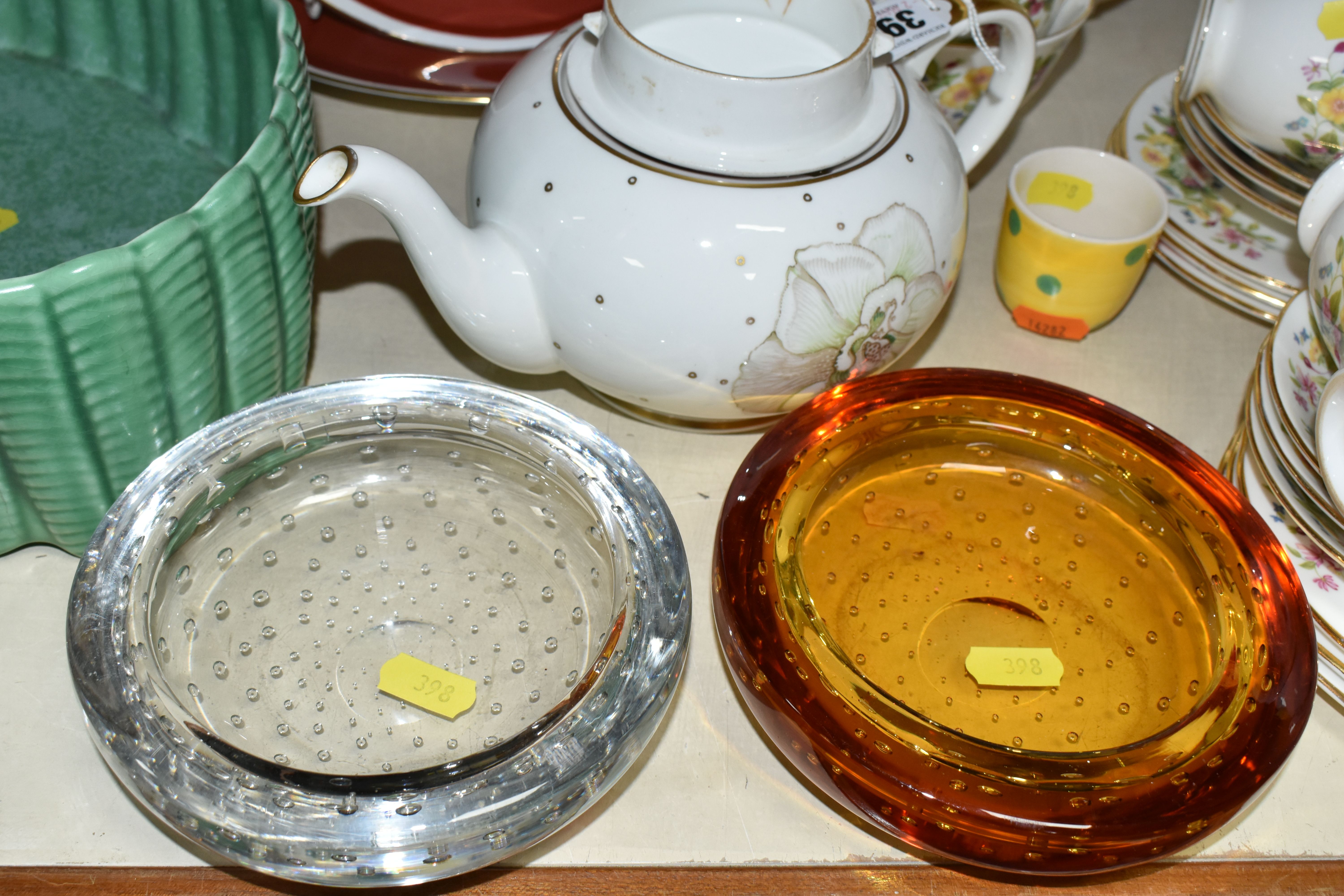 TWO WHITEFRIARS MID_CENTURY CONTROL BUBBLE DISHES, TOGETHER WITH A GROUP OF TEAWARE, comprising a - Image 5 of 8