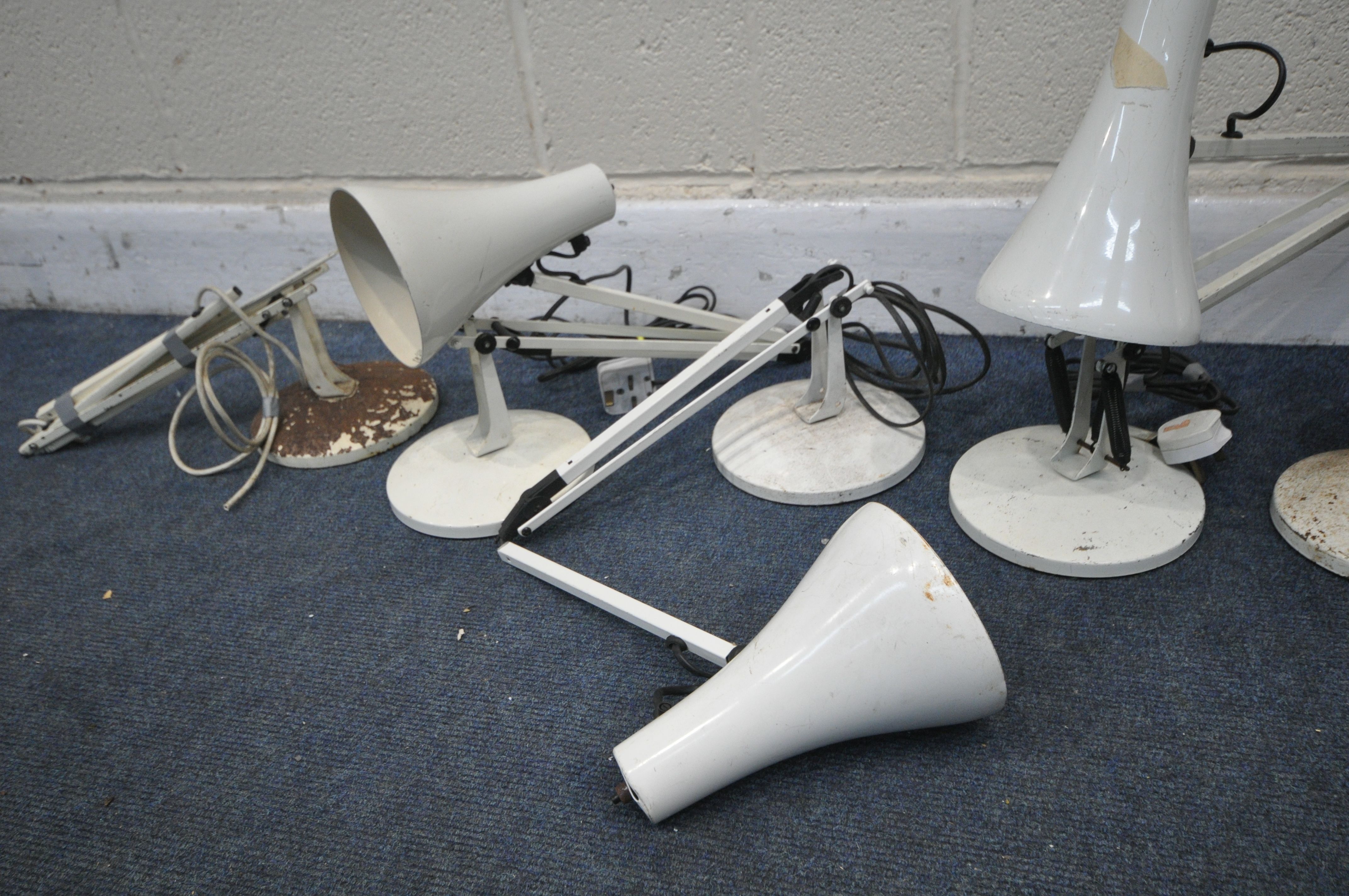 A SELECTION OF WHITE HERBERT TERRY ANGLE POISE DESK LAMPS (condition:-all with faults and in need of - Image 3 of 3