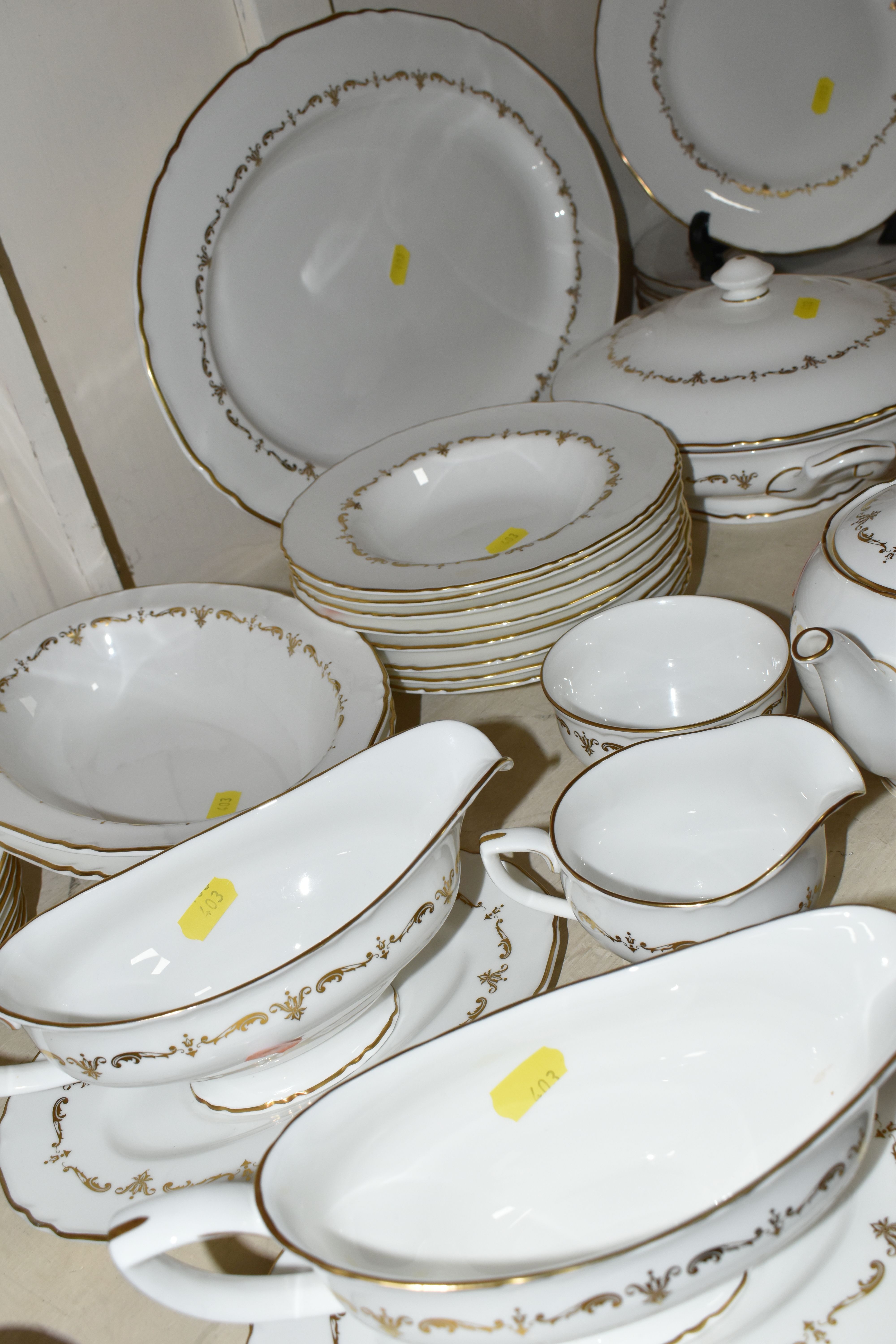 A ROYAL WORCESTER 'GOLD CHANTILLY' PATTERN DINNER SET, comprising eight dinner plates, one meat - Image 8 of 8