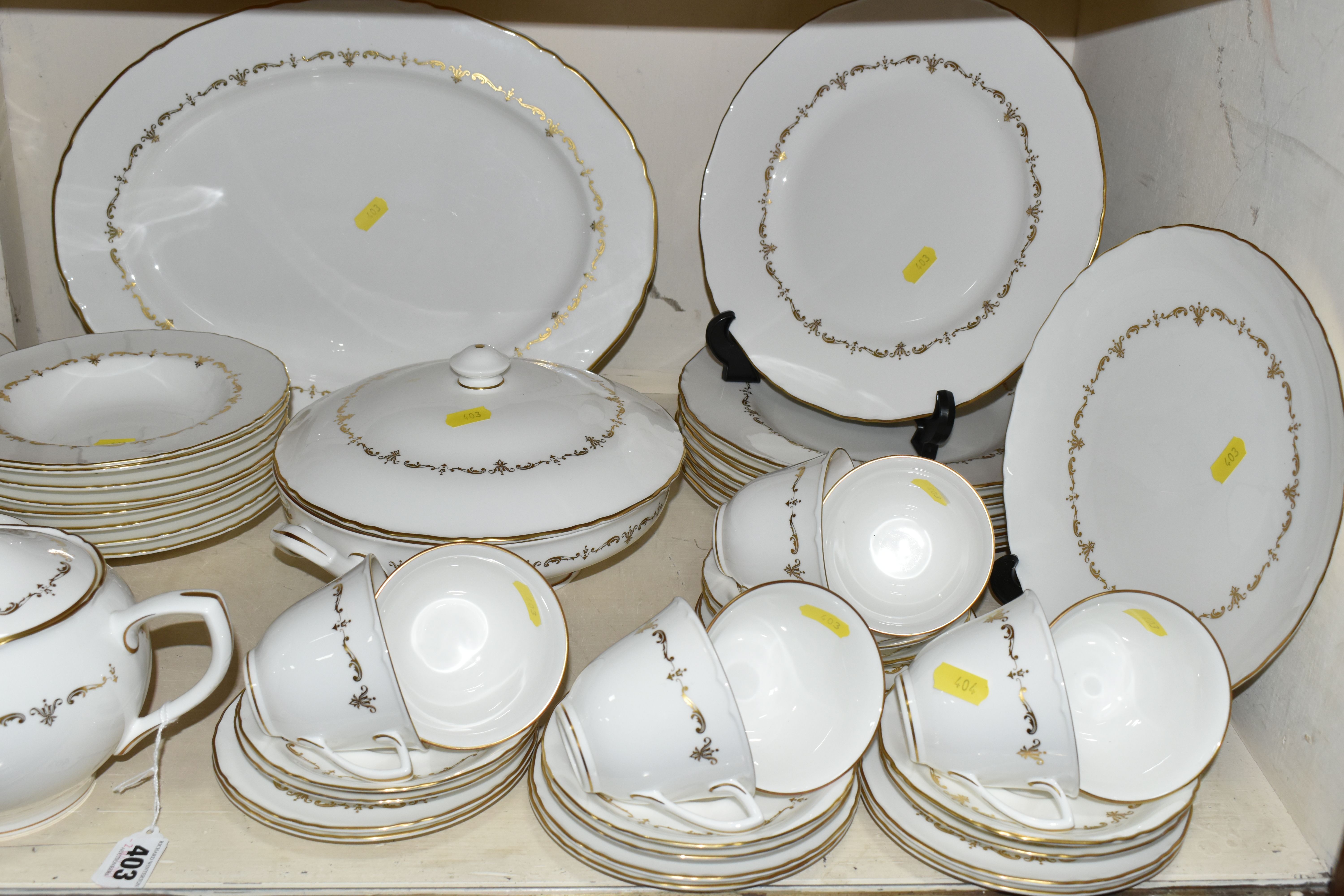 A ROYAL WORCESTER 'GOLD CHANTILLY' PATTERN DINNER SET, comprising eight dinner plates, one meat - Image 2 of 8