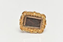 A YELLOW METAL VICTORIAN MOURNING BROOCH, small brooch of wavy outline, with a woven hair insert
