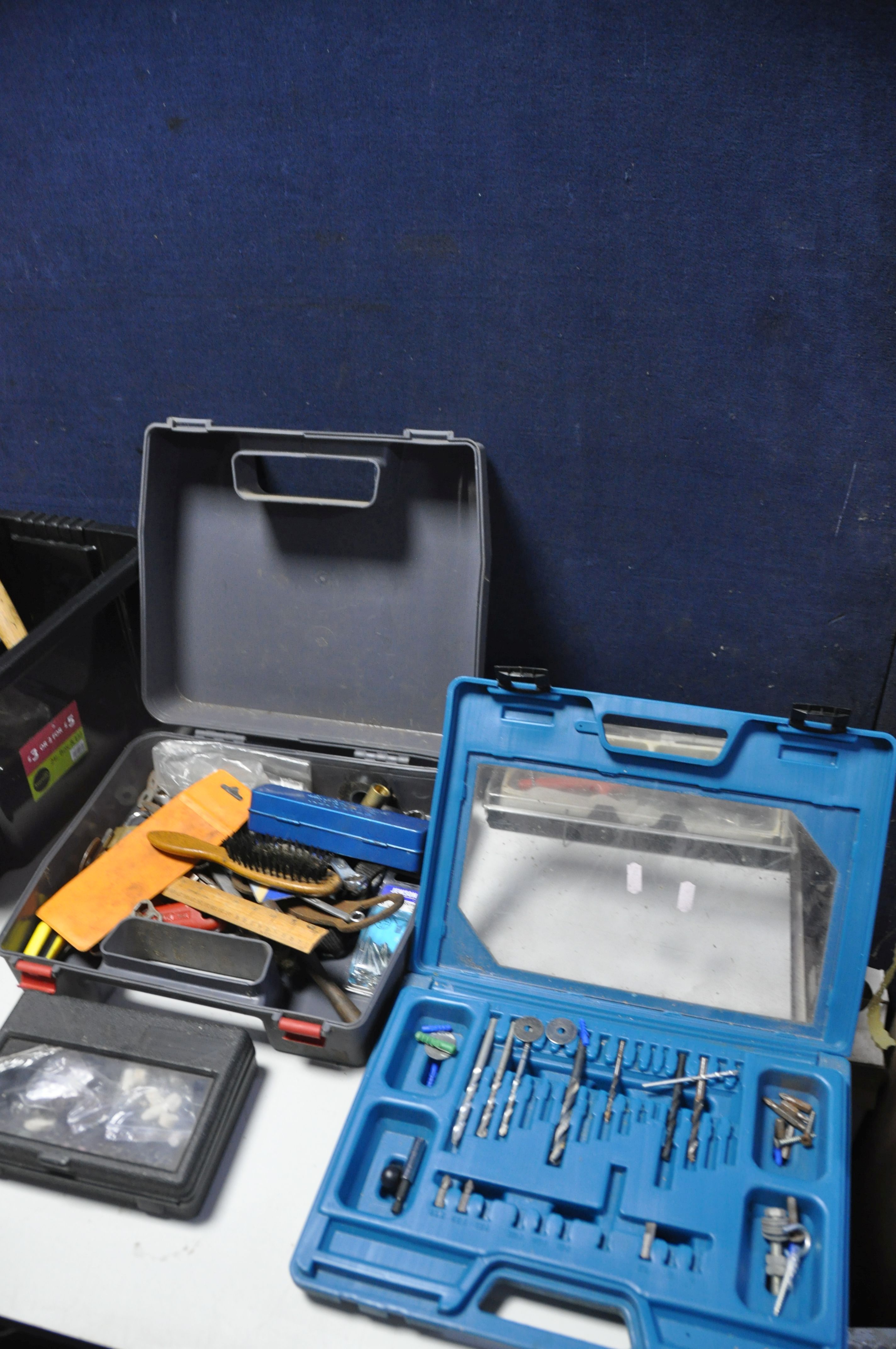 A COLLECTION OF HANDTOOLS to include a plastic toolbox containing screwdrivers, Allen keys, socket - Image 3 of 4