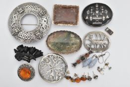AN ASSORTMENT OF JEWELLERY, to include a silver Scottish brooch set with a large circular cut orange