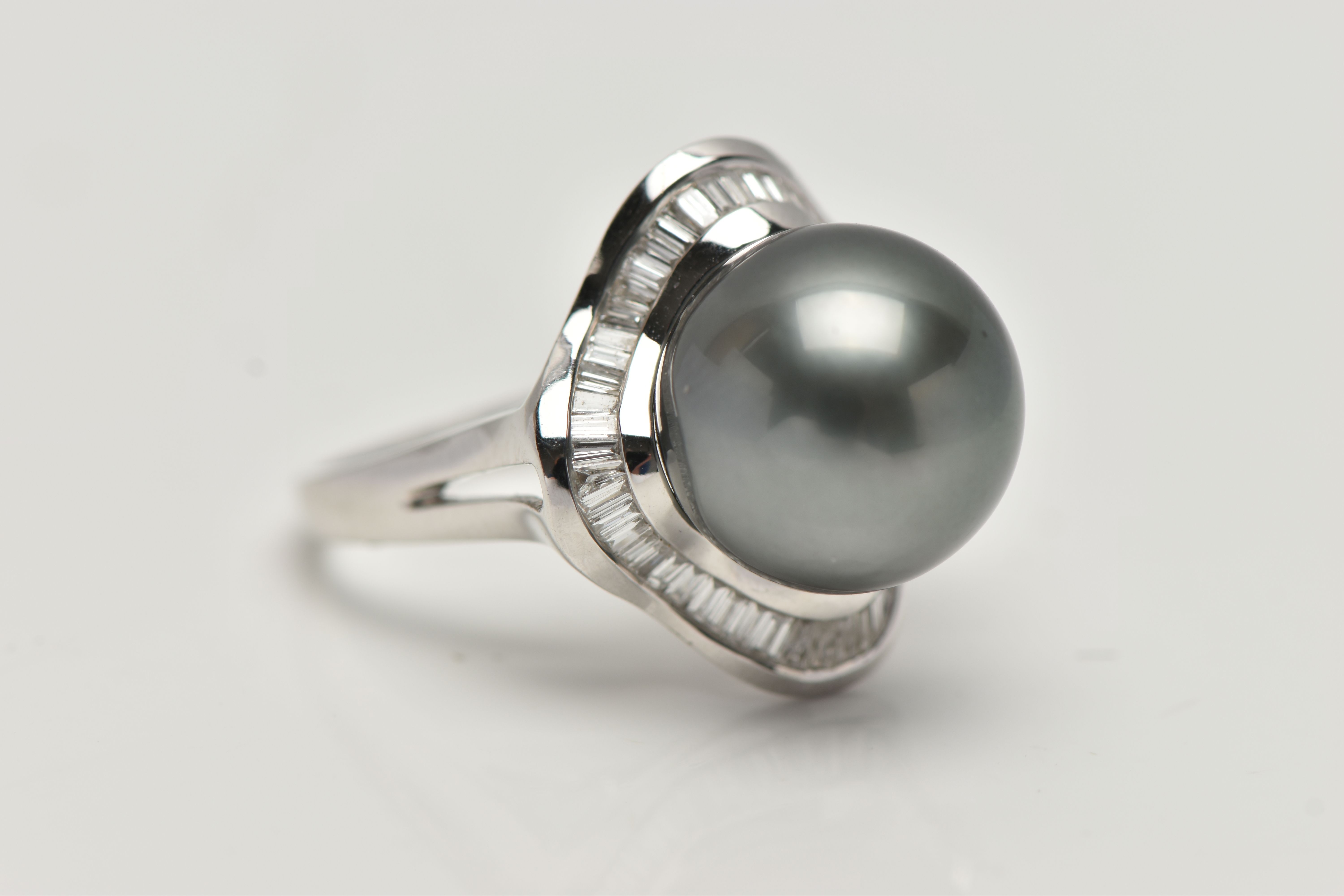 A WHITE METAL THAITIAN PEARL AND DIAMOND DRESS RING, large silver grey pearl, measuring - Image 4 of 4