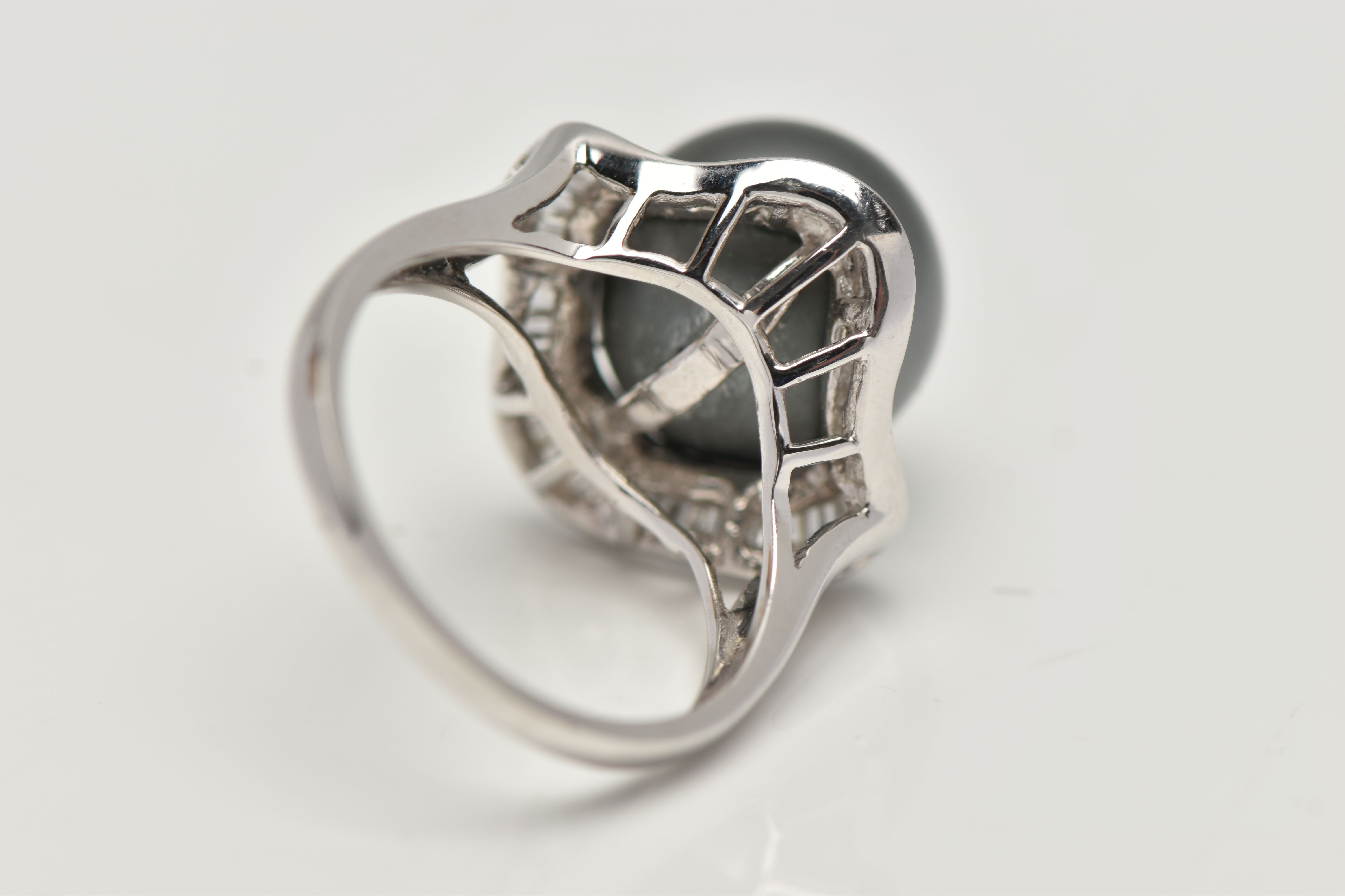 A WHITE METAL THAITIAN PEARL AND DIAMOND DRESS RING, large silver grey pearl, measuring - Image 3 of 4