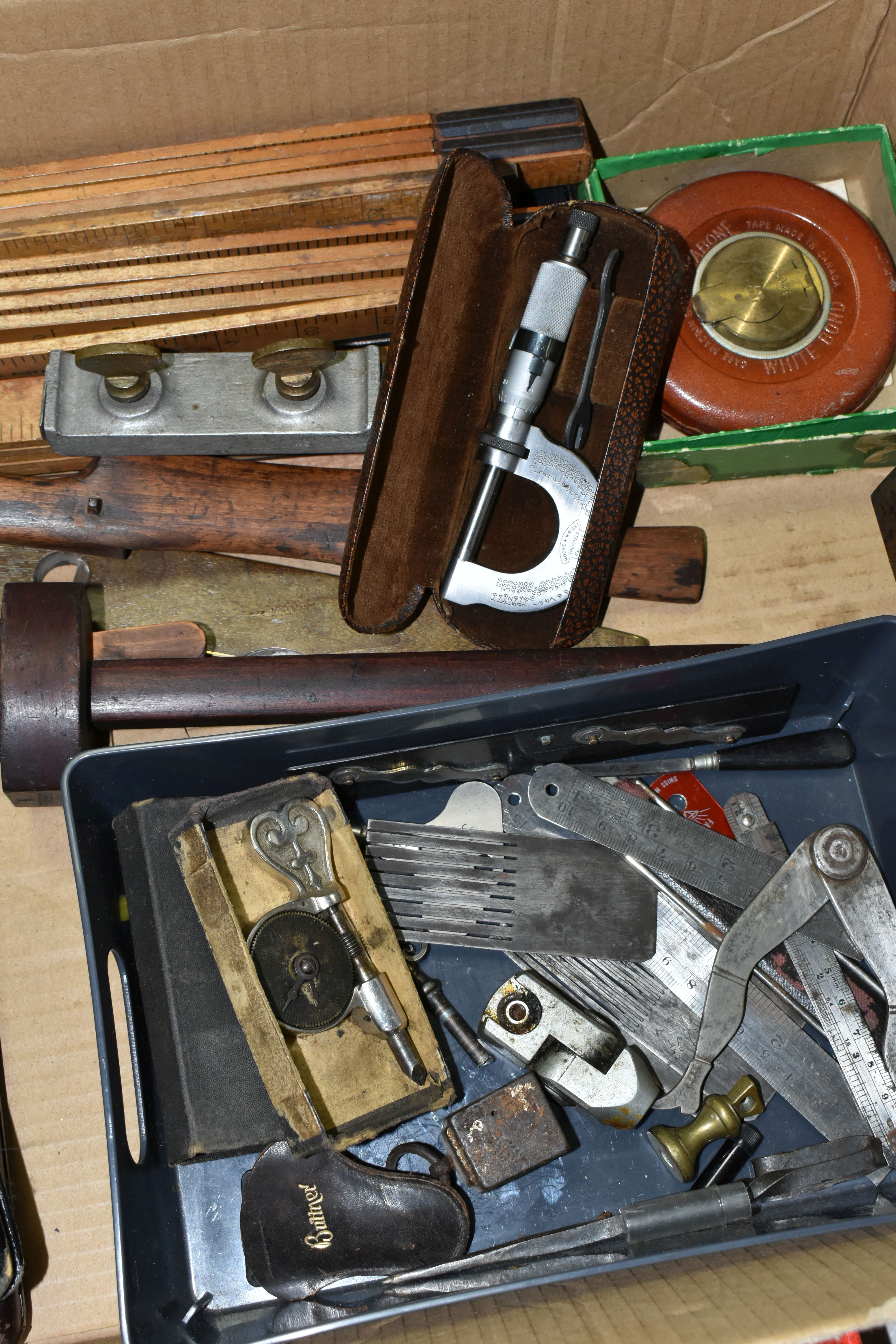 A BOX CONTAINING CARPENTRY AND ENGINEERING TOOLS including a vintage steel footed rebate plane - Image 5 of 5