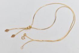 AN 18CT GOLD LARIAT NECKLACE, a yellow gold fine snake chain fitted with textured diamond shape