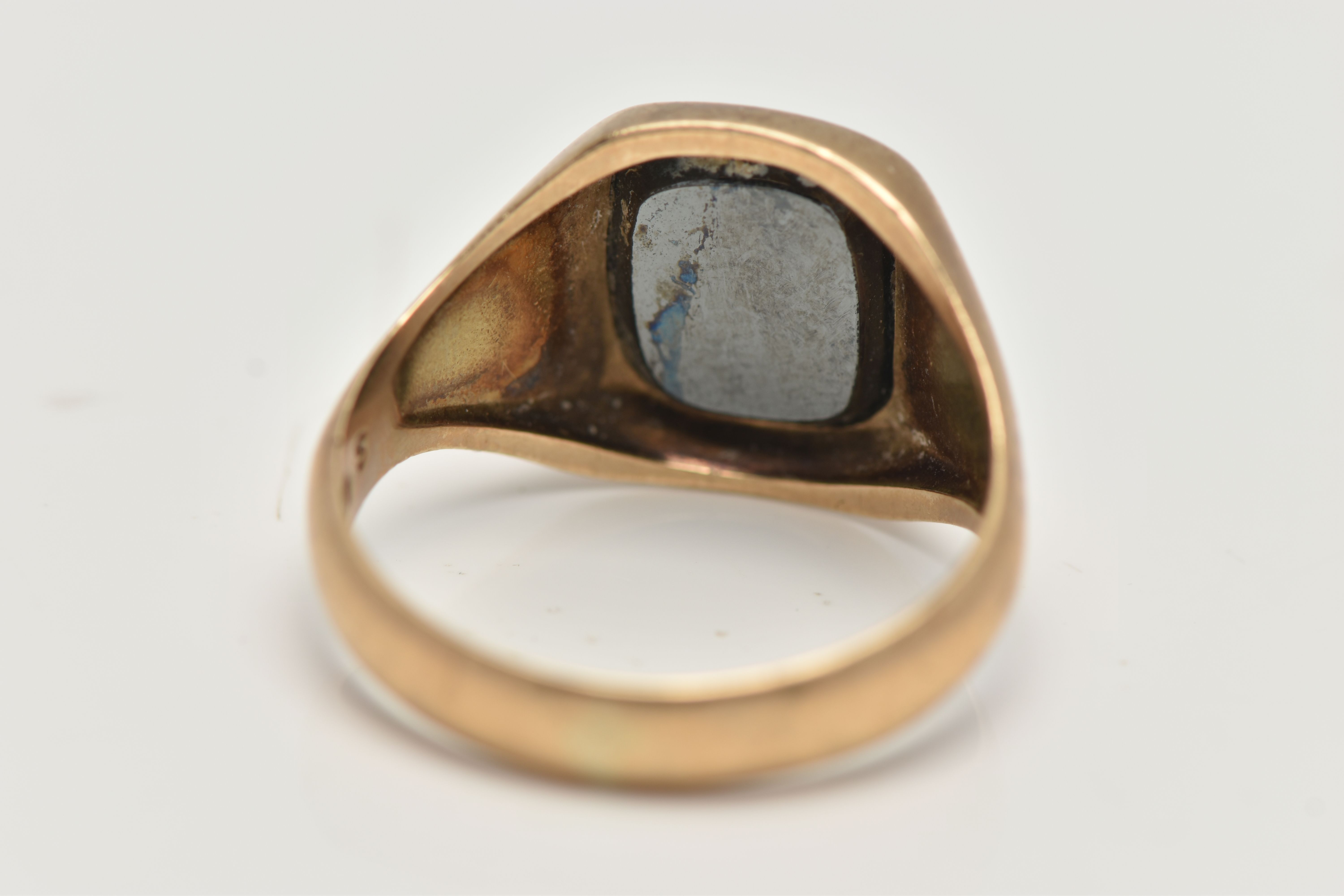 A 9CT GOLD AND HEMATITE GENTS SIGNET RING, yellow gold rectangular signet, inlay set with a hematite - Image 3 of 4