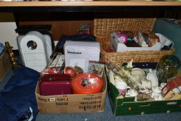 A QUANTITY OF ASSORTED SUNDRY ITEMS ETC, to include six Royal Doulton Larchmont breakfast and soup