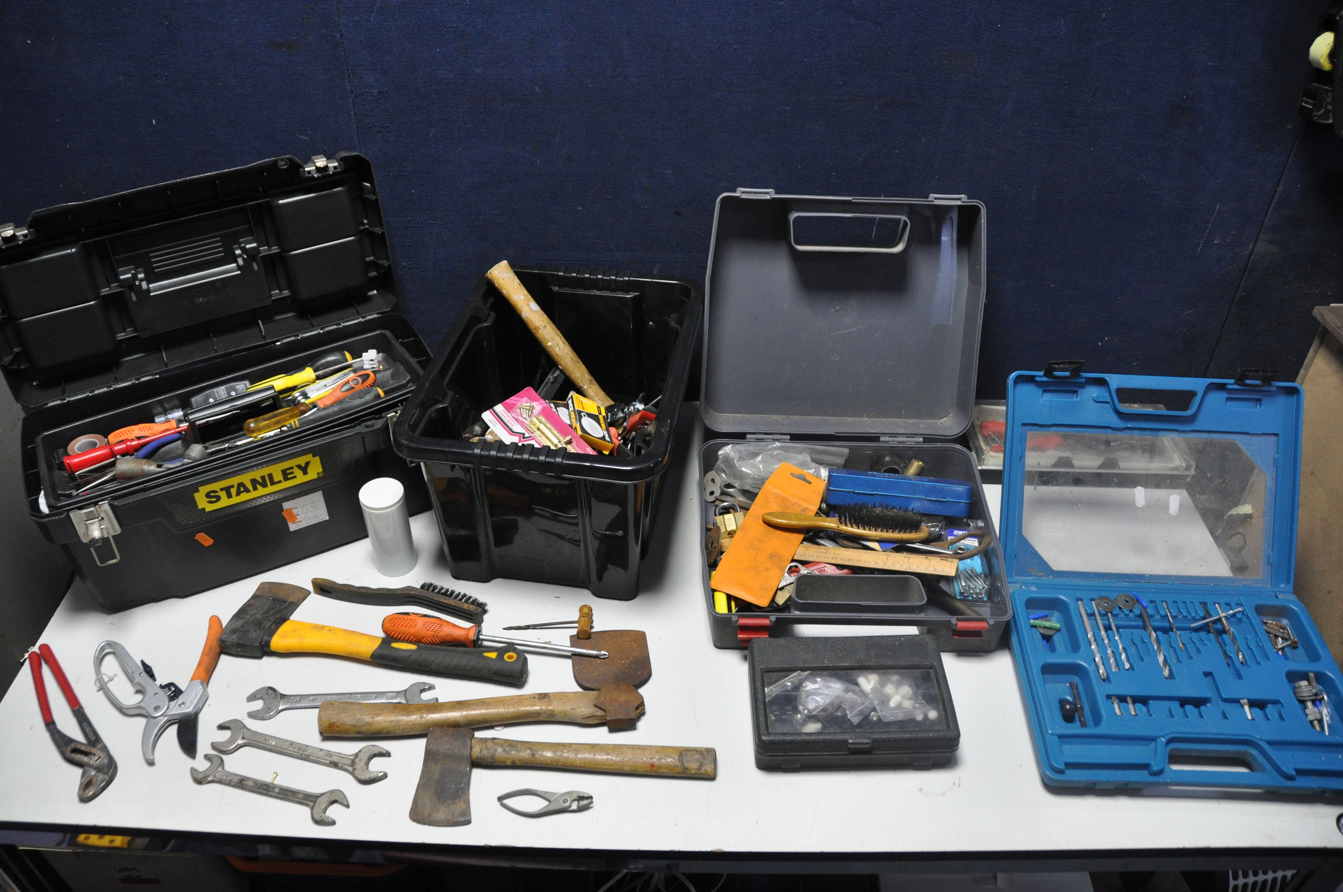 A COLLECTION OF HANDTOOLS to include a plastic toolbox containing screwdrivers, Allen keys, socket - Image 2 of 4