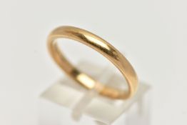 A POLISHED 18CT GOLD BAND RING, thin band approximate width 2.8mm, hallmarked 18ct London, ring size