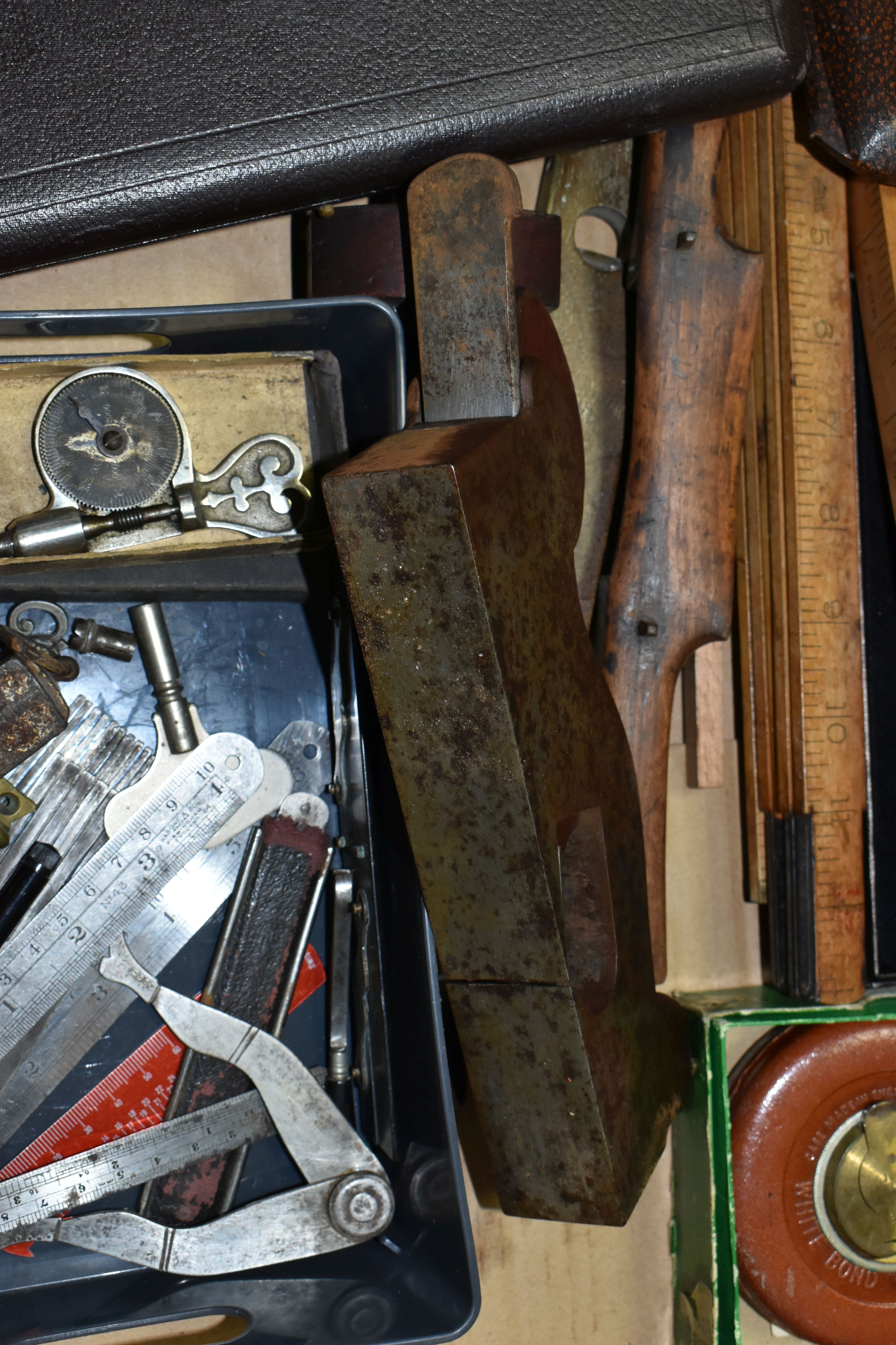 A BOX CONTAINING CARPENTRY AND ENGINEERING TOOLS including a vintage steel footed rebate plane - Image 3 of 5