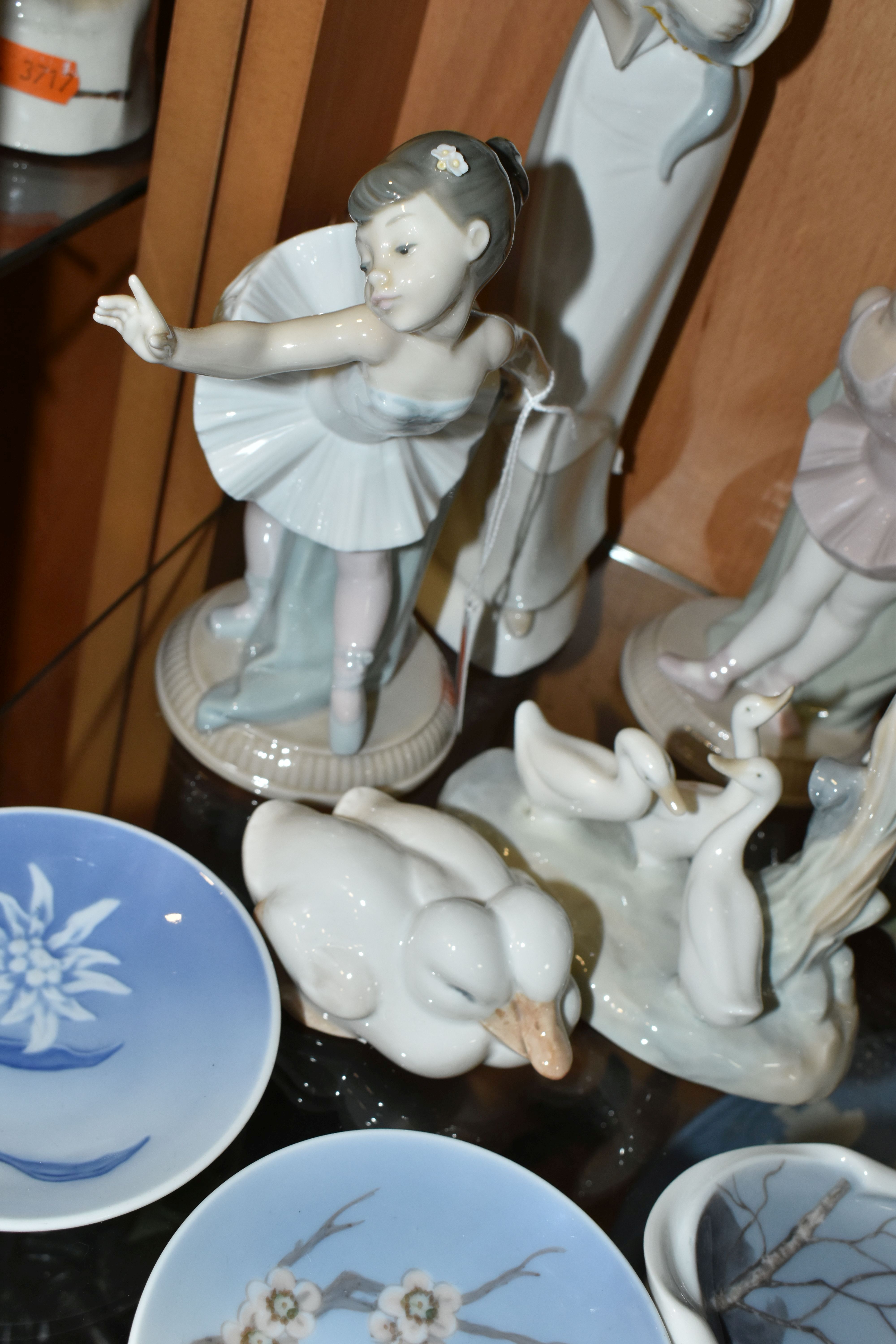 A GROUP OF CERAMICS, comprising two Nao figures of ballerinas, a Nao figure group of three ducks, - Image 6 of 7