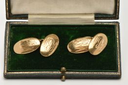 A PAIR OF EARLY 20TH CENTURY, 18CT GOLD CUFFLINKS, chain linked oval cufflinks with engraved