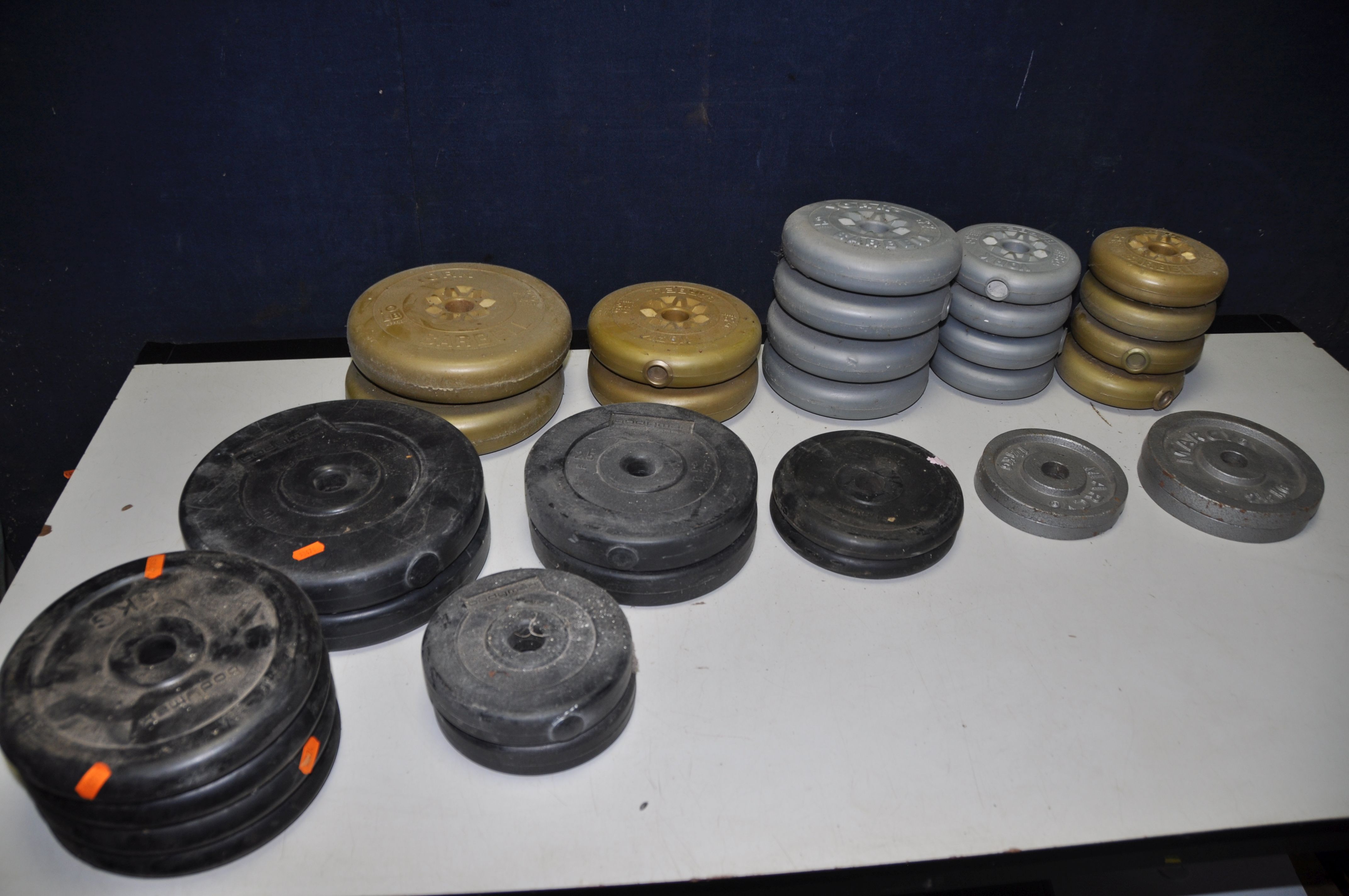 A COLLECTION OF WEIGHTLIFTING EQUIPMENT to include four barbells and a selection of weights to - Image 5 of 5
