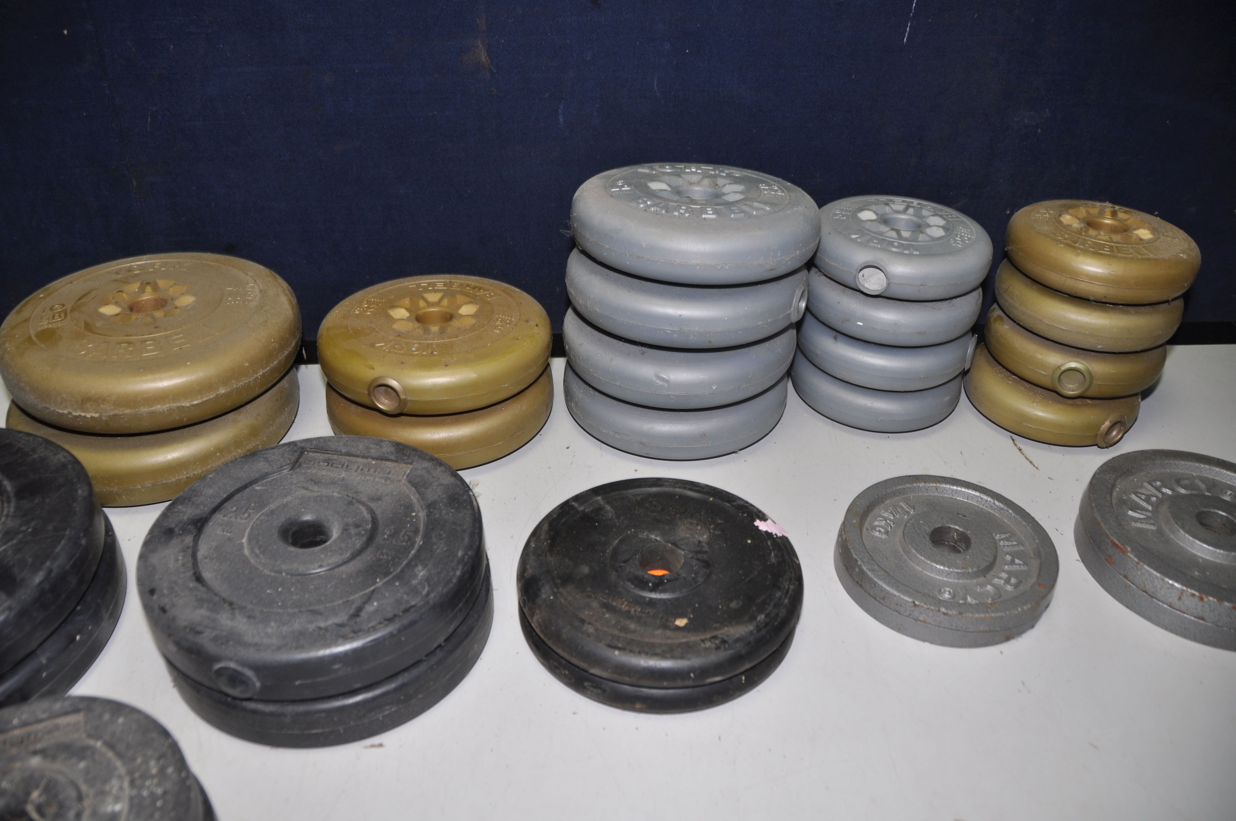 A COLLECTION OF WEIGHTLIFTING EQUIPMENT to include four barbells and a selection of weights to - Image 4 of 5