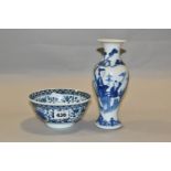 A LATE 19TH / EARLY 20TH CENTURY CHINESE PORCELAIN BLUE AND WHITE BALUSTER VASE AND A LATE 20TH