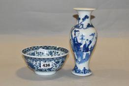 A LATE 19TH / EARLY 20TH CENTURY CHINESE PORCELAIN BLUE AND WHITE BALUSTER VASE AND A LATE 20TH