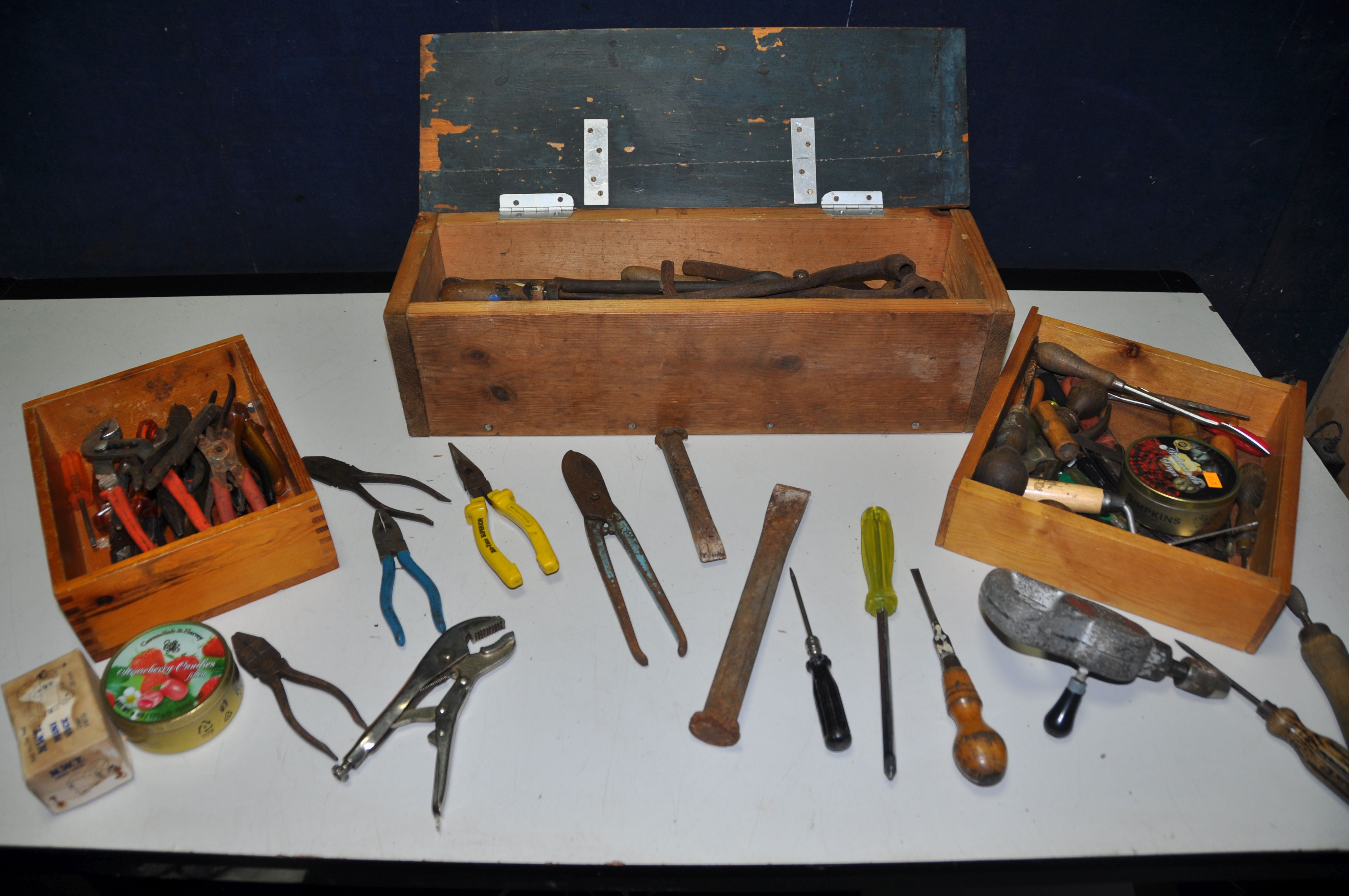 A WOODEN TOOLBOX containing vintage tools such as files, tin snips, chisels etc along with a tray of