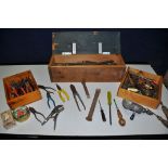 A WOODEN TOOLBOX containing vintage tools such as files, tin snips, chisels etc along with a tray of