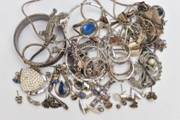 AN ASSORTMENT OF WHITE METAL JEWELLERY, to include a white metal and lapis lazuli necklace and