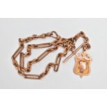 A EARLY 20TH CENTURY 9CT GOLD ALBERT CHAIN AND FOB, a 9ct rose gold fetter style albert chain,