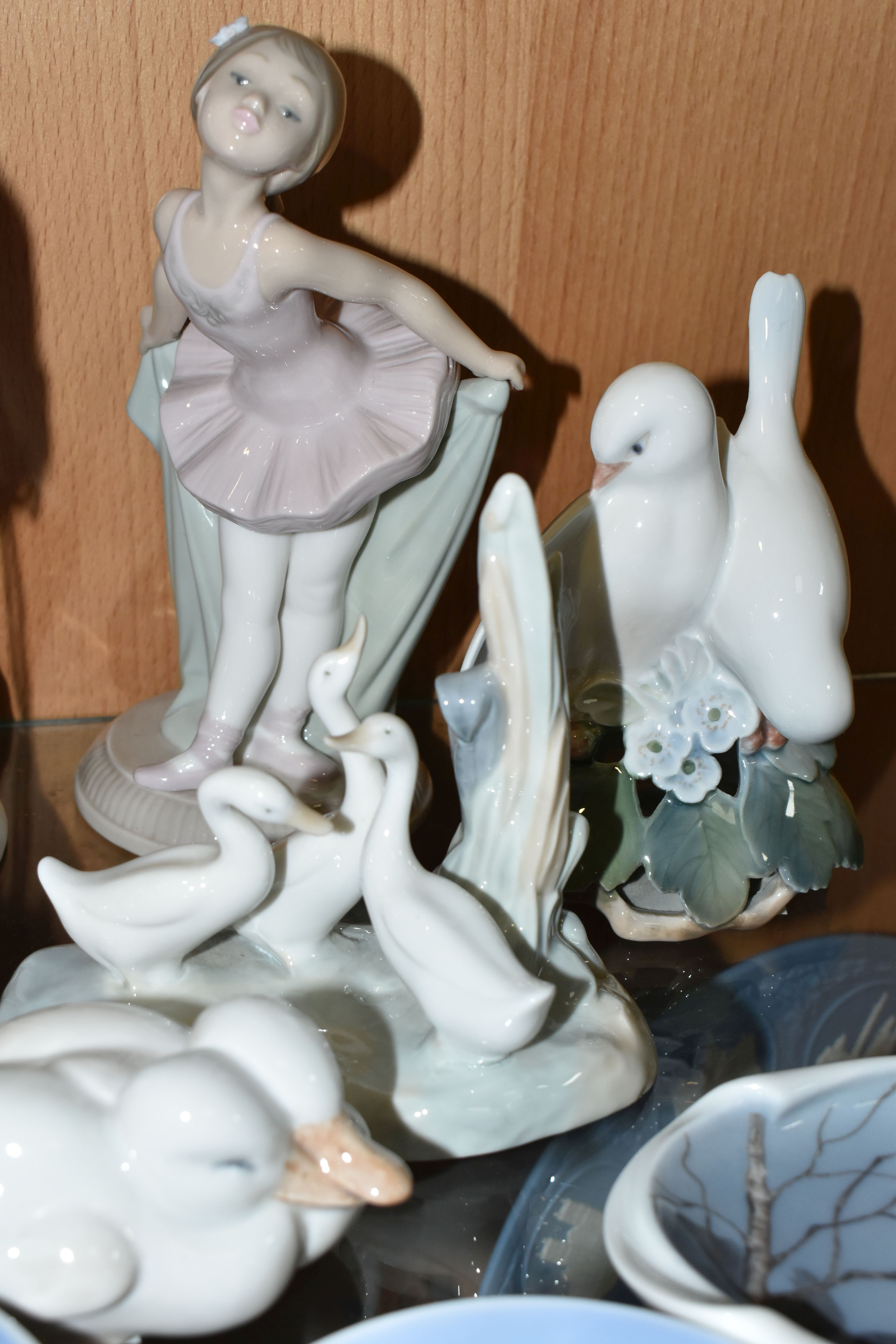 A GROUP OF CERAMICS, comprising two Nao figures of ballerinas, a Nao figure group of three ducks, - Image 7 of 7