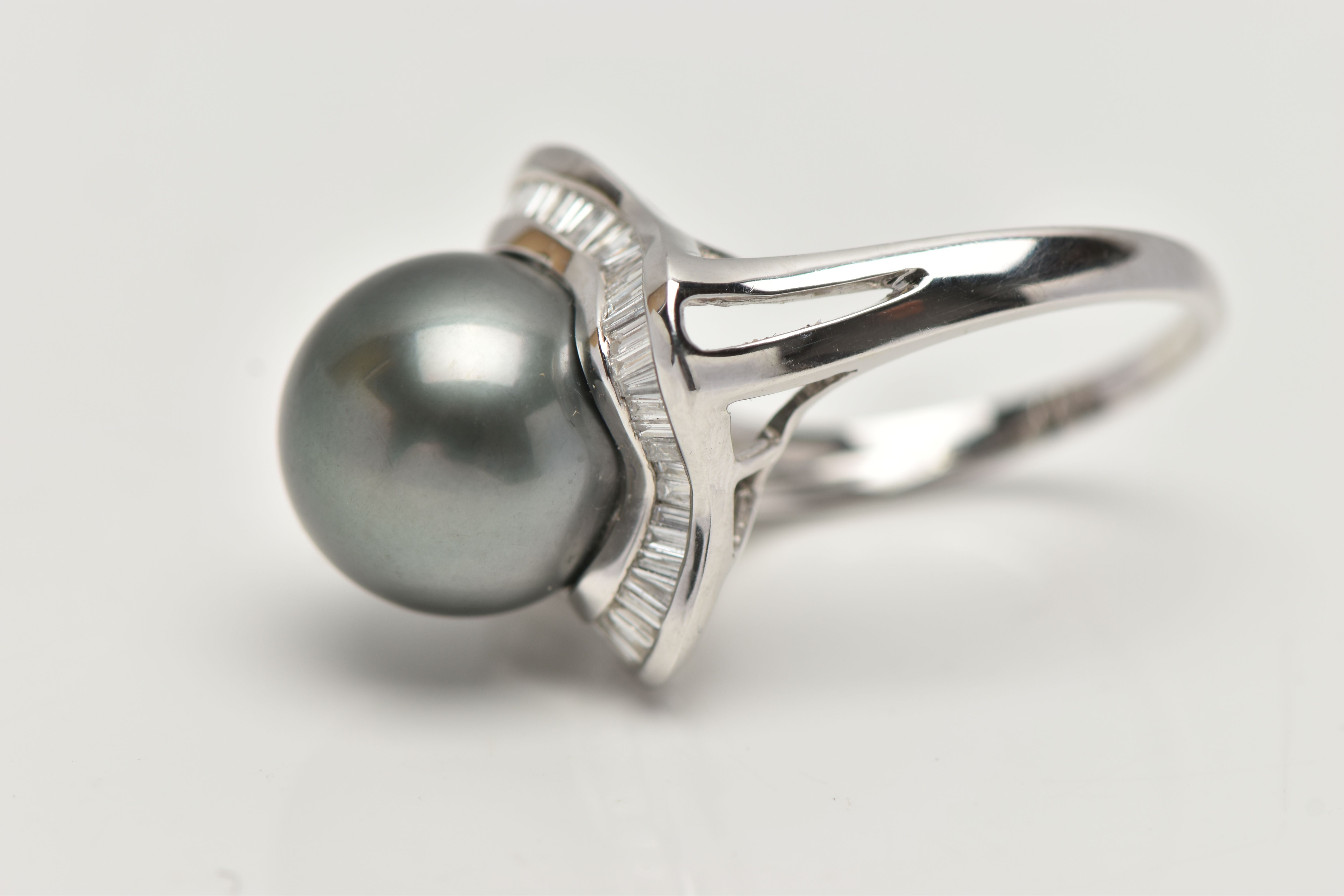 A WHITE METAL THAITIAN PEARL AND DIAMOND DRESS RING, large silver grey pearl, measuring - Image 2 of 4