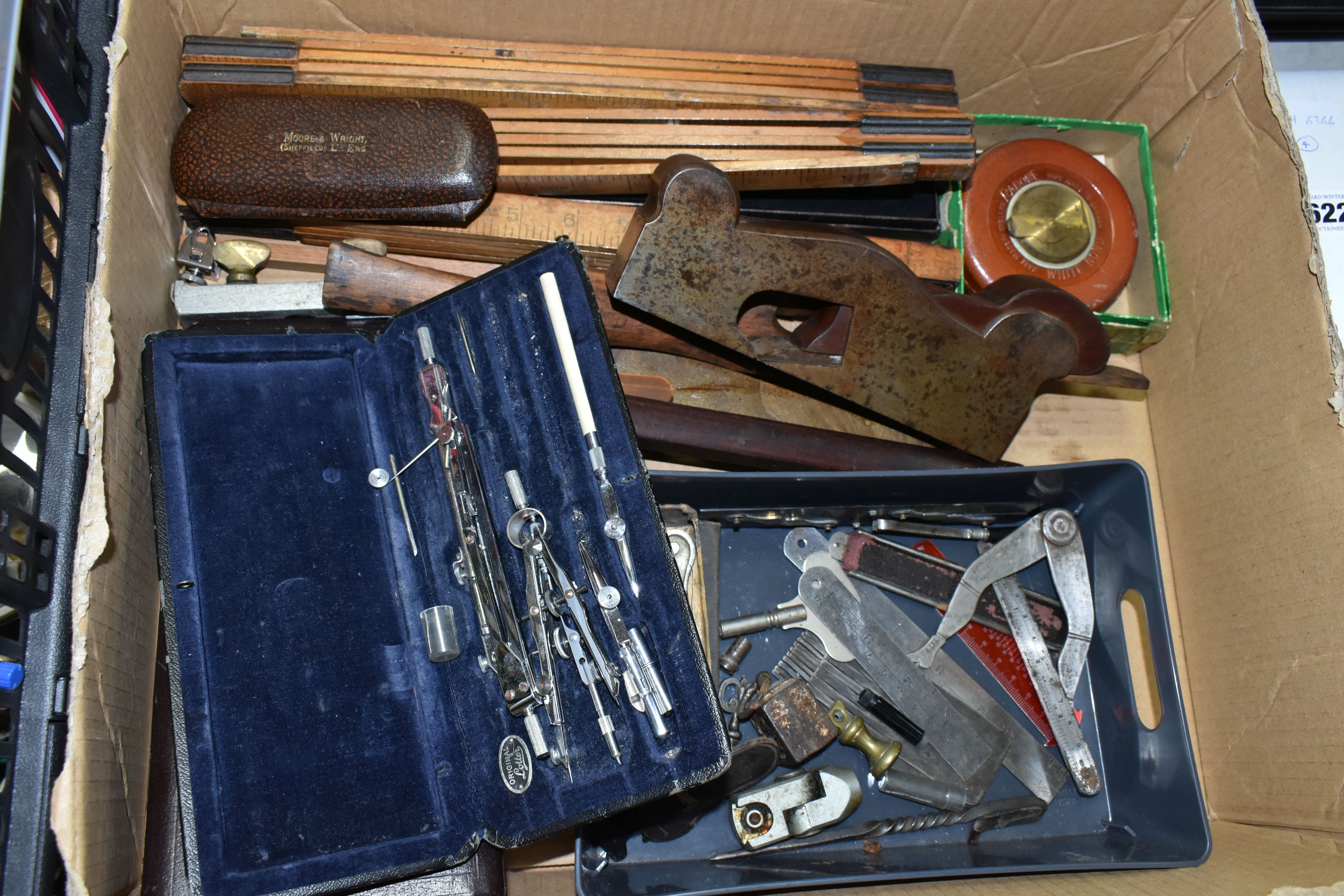 A BOX CONTAINING CARPENTRY AND ENGINEERING TOOLS including a vintage steel footed rebate plane - Image 4 of 5