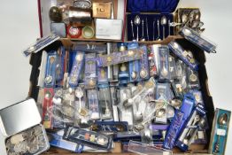 A BOX OF ASSORTED COLLECTABLE TEASPOONS AND OTHER ITEMS, large quantity of collectable EPNS