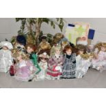 A GROUP OF COLLECTORS DOLLS, various manufacturers including Leonardo Collection, together with a