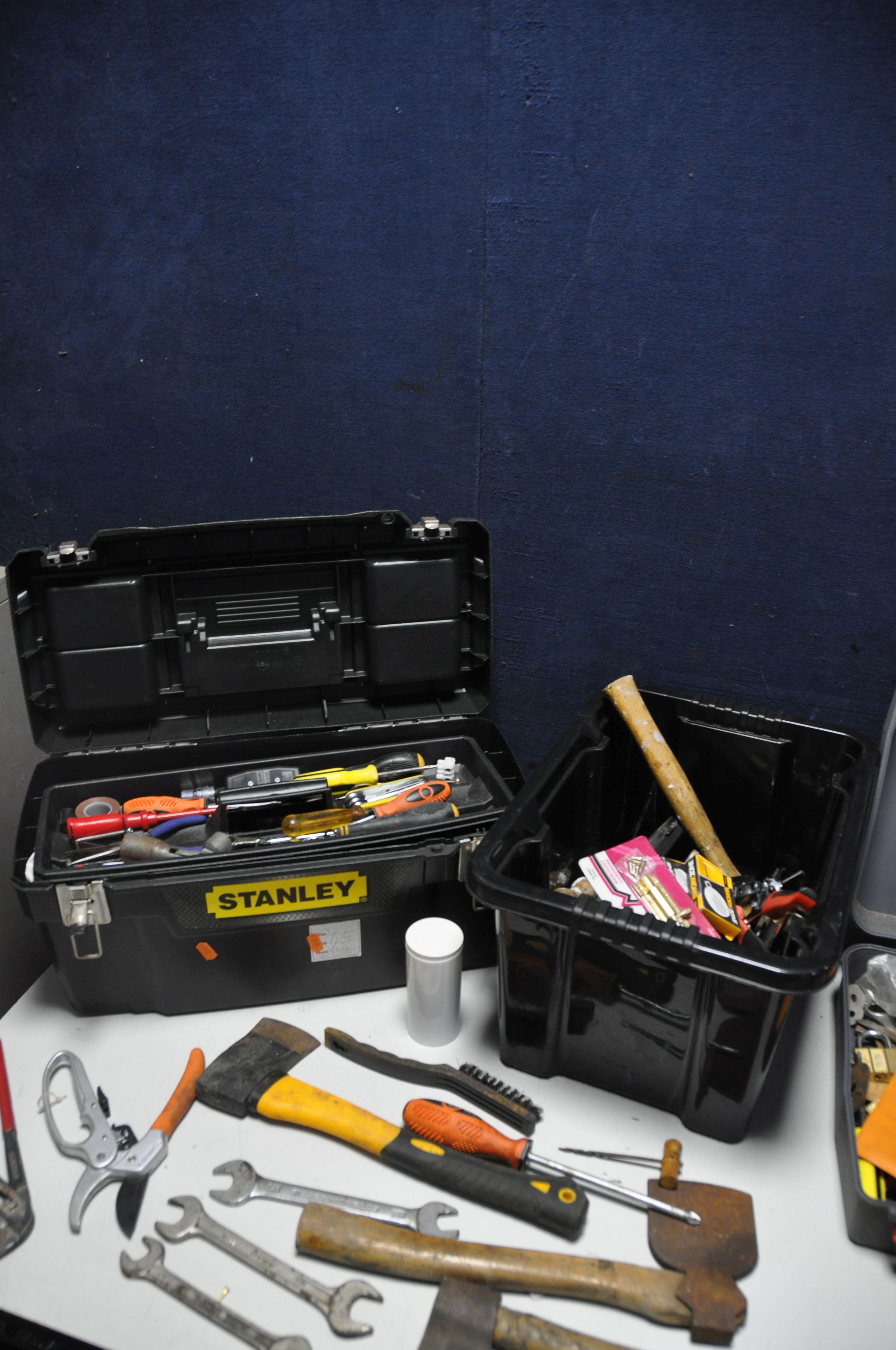 A COLLECTION OF HANDTOOLS to include a plastic toolbox containing screwdrivers, Allen keys, socket - Image 4 of 4