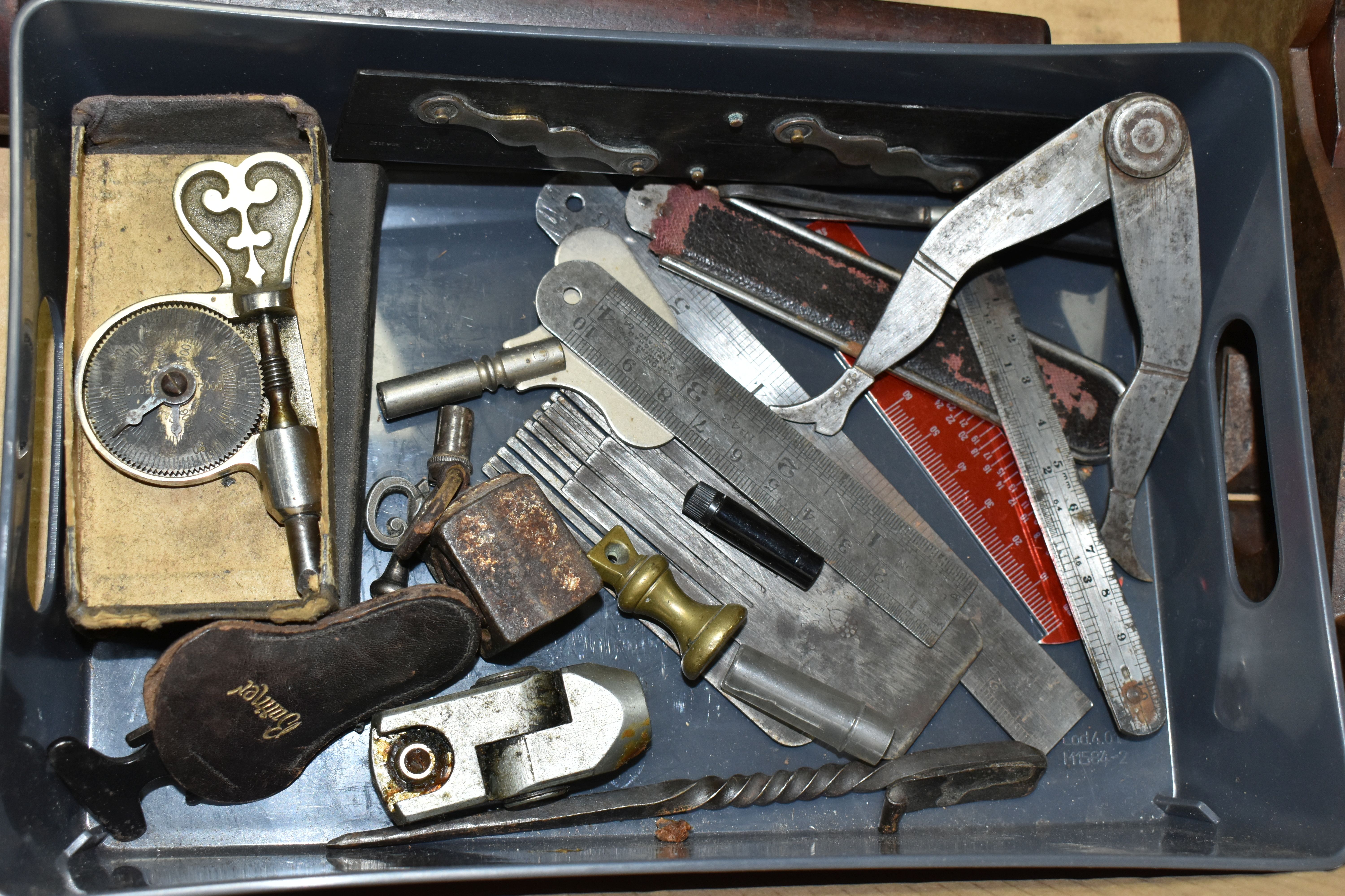 A BOX CONTAINING CARPENTRY AND ENGINEERING TOOLS including a vintage steel footed rebate plane - Image 2 of 5