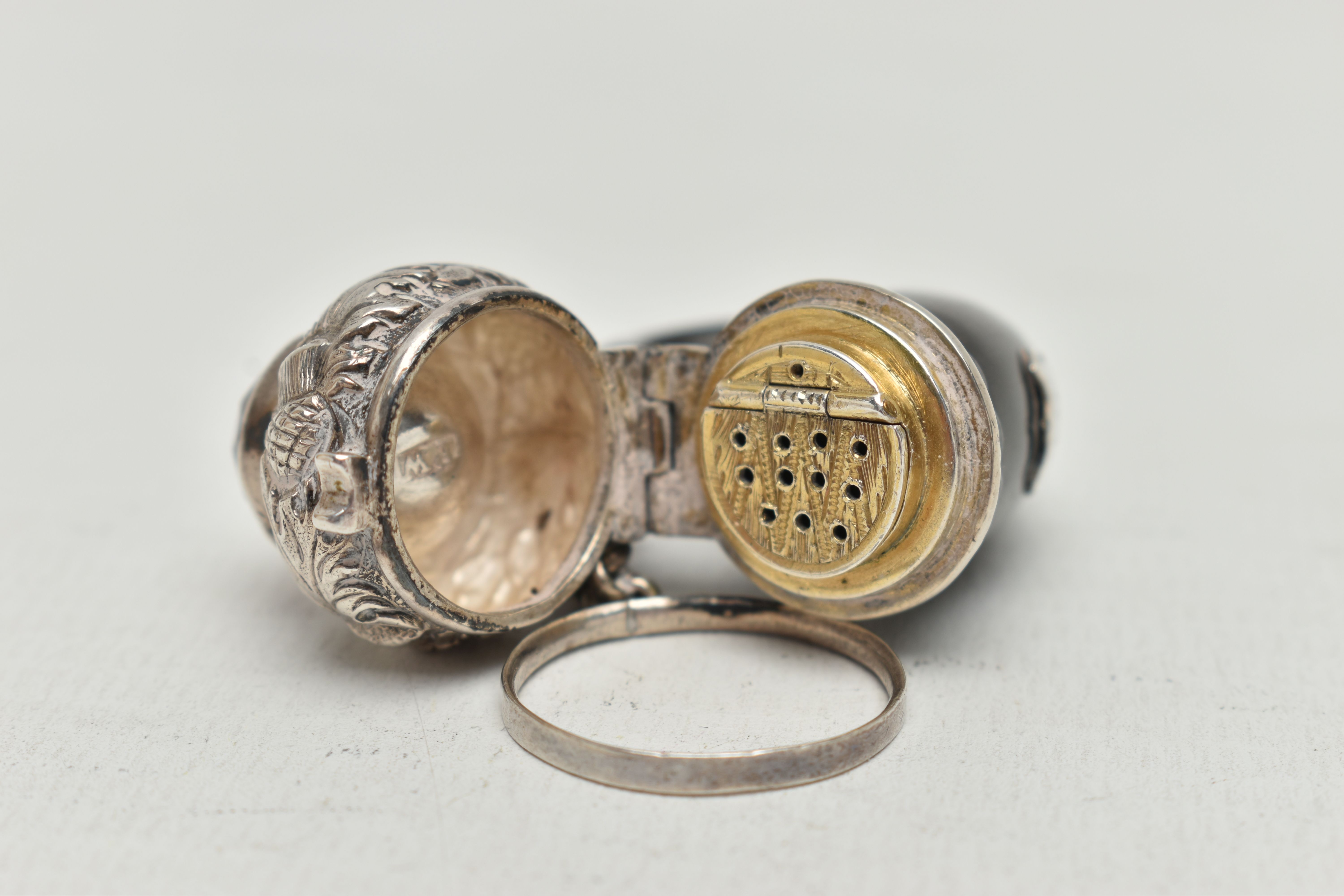 A VICTORIAN SILVER MOUNTED HORN VINAIGRETTE, the hinged cover set with a paste and repoussé - Image 4 of 7