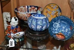 FOUR PIECES OF LATE 19TH AND 20TH CENTURY ORIENTAL PORCELAIN AND A MODERN CLOISONNE PLATE,