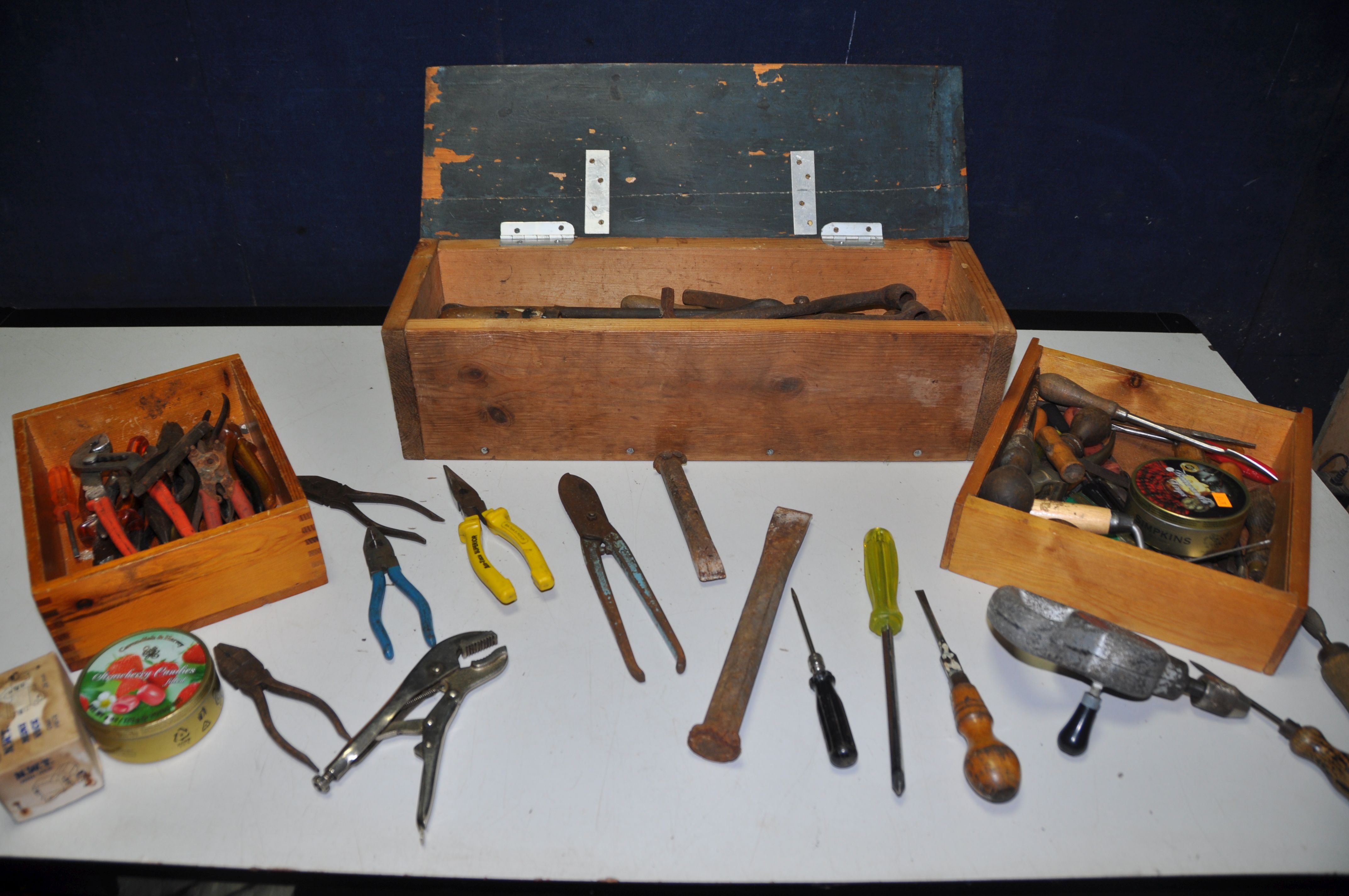 A WOODEN TOOLBOX containing vintage tools such as files, tin snips, chisels etc along with a tray of - Image 3 of 3