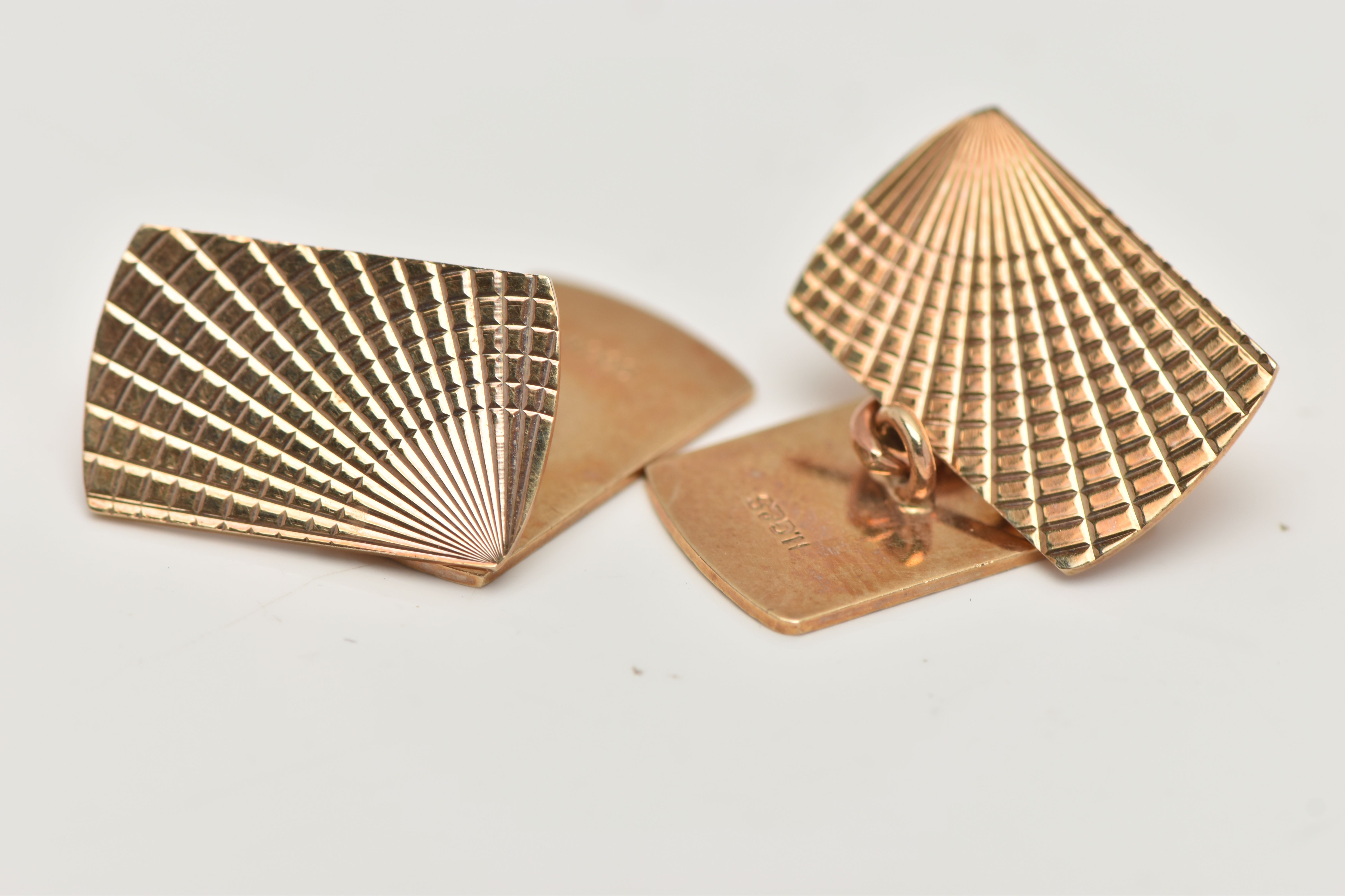 A PAIR OF 9CT GOLD CUFFLINKS, rectangular cufflinks, engine turned pattern, chain link fittings, - Image 2 of 2