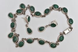 A WHITE METAL MALACHITE NECKLACE AND PAIR OF EARRINGS, the necklace made up of a series of oval