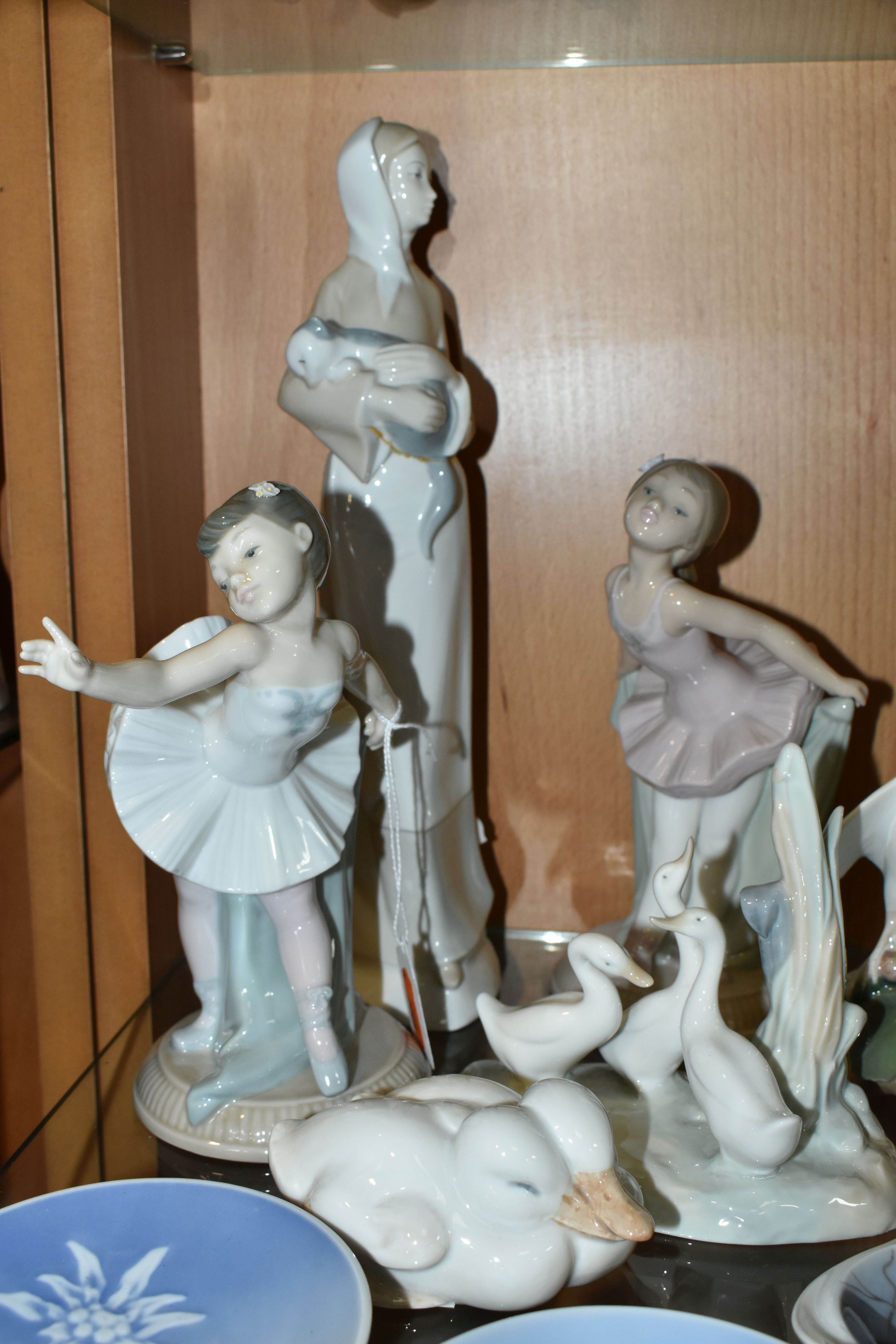 A GROUP OF CERAMICS, comprising two Nao figures of ballerinas, a Nao figure group of three ducks, - Image 4 of 7